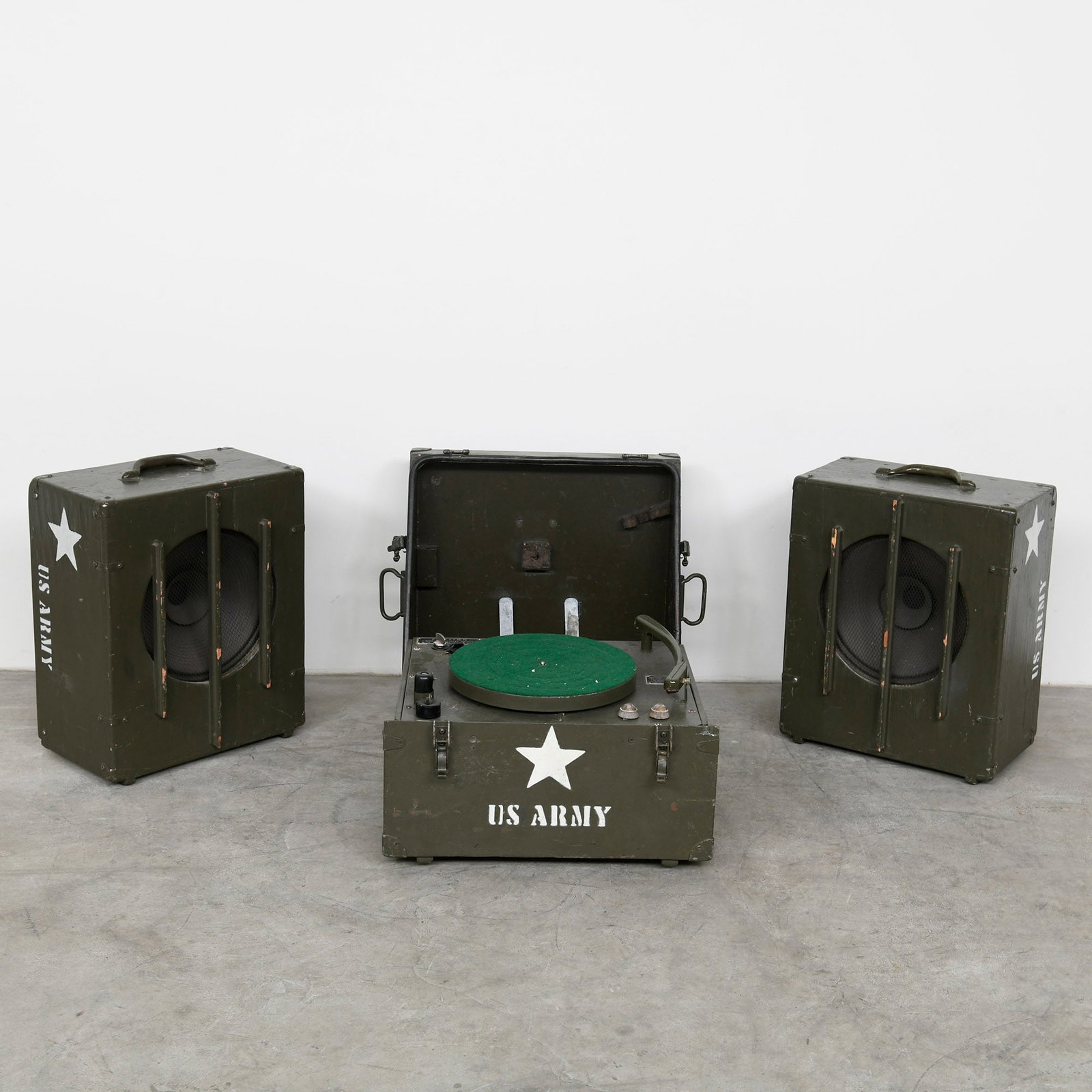 US Army Portable Military Phonograph and Two Speakers Set Webster Corp, Chicago (1953) (1 of 20)