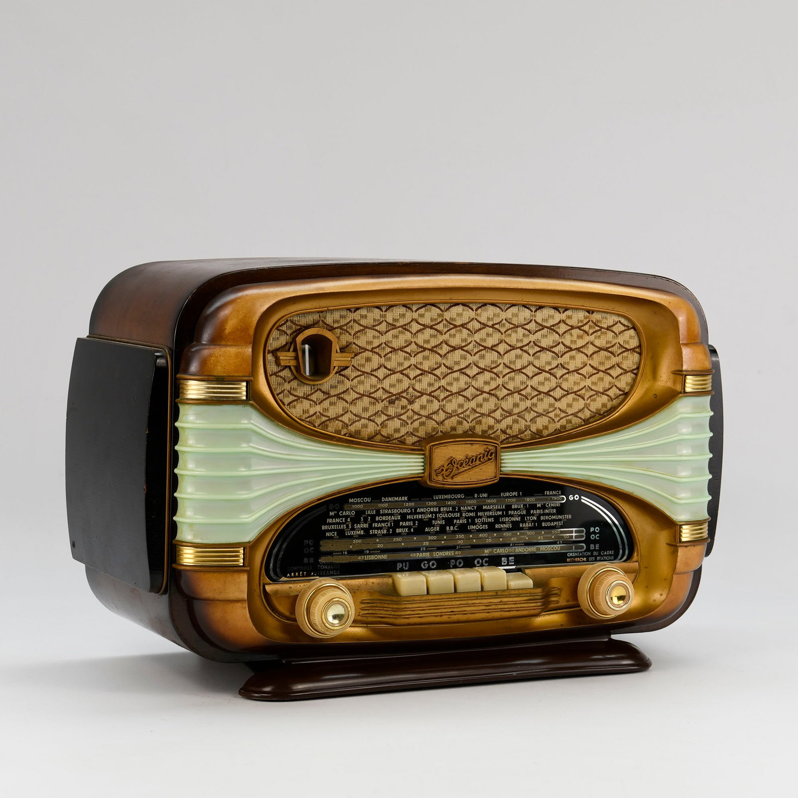 Oceanic Surcouf Radio Receiver (ca. 1953-1955) (1 of 15)