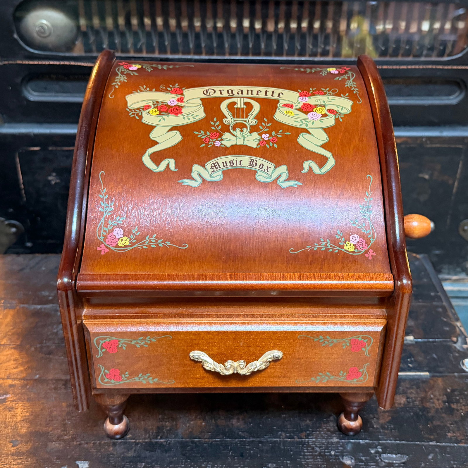 Small Organette Jewellery Box with 4 Music Books (1990s): Small organette jewellery box with 4 music books (1990s). Currently in a not working condition. This little collectible was a gift from Leon van Leeuwn (grandson of Gijs Perlee Sr.) to his mother Leon