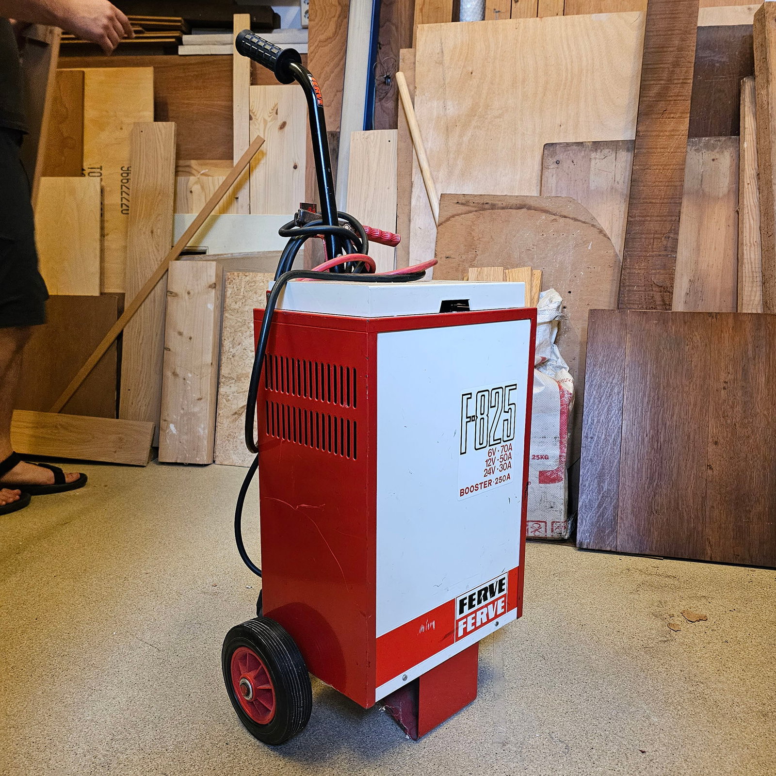 Ferve F-825 Battery Charger from G. Perlee Workshop (1 of 5)