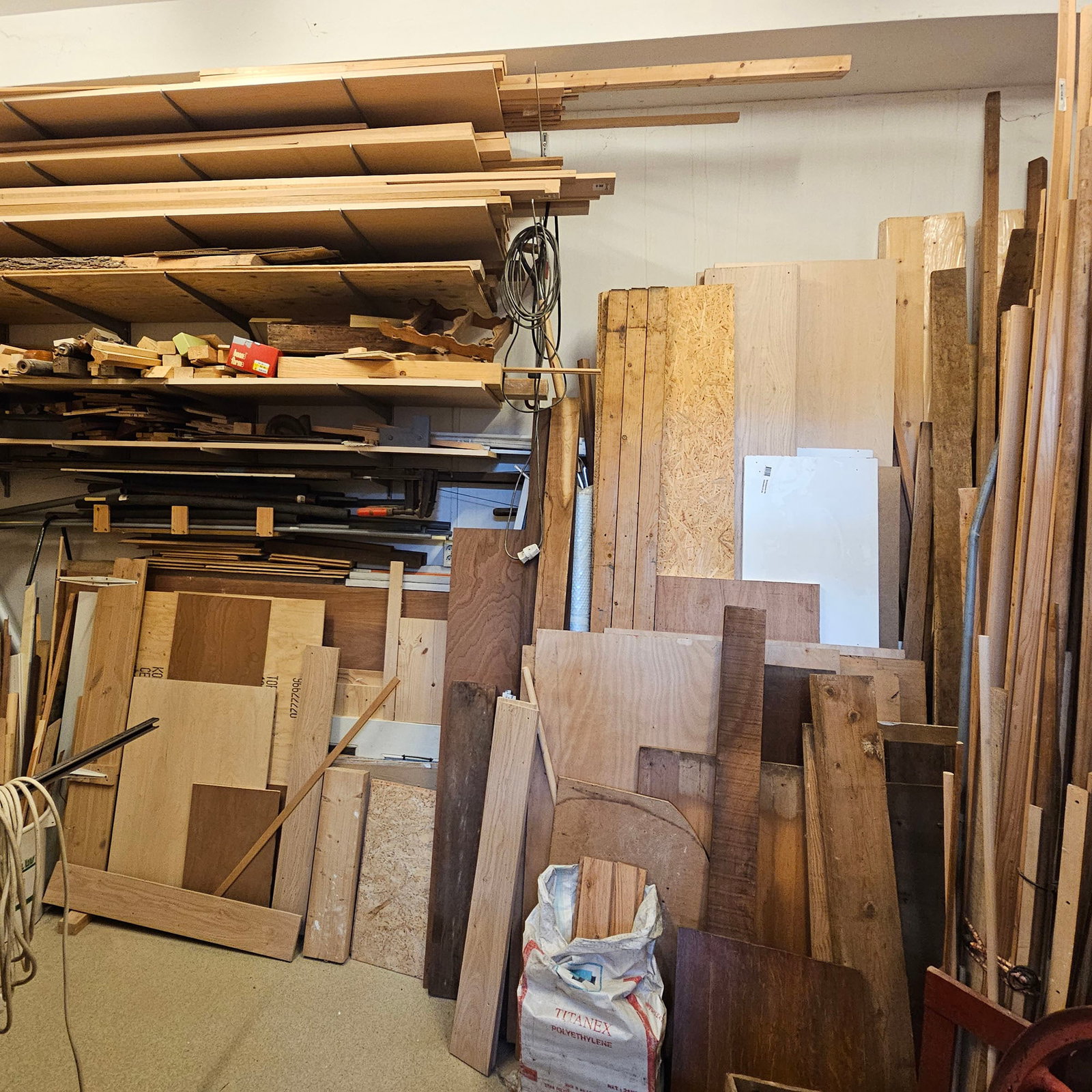 Large Lot of Mixed Lumber and Scrap Wood from the G. Perlee Workshop: Large Lot of Mixed Lumber and Scrap Wood from the G. Perlee Workshop. The longest pieces are 300 cm. Dimensions (H x W x D): 300 x cm. Location: G Perlee Workshop in Amsterdam.