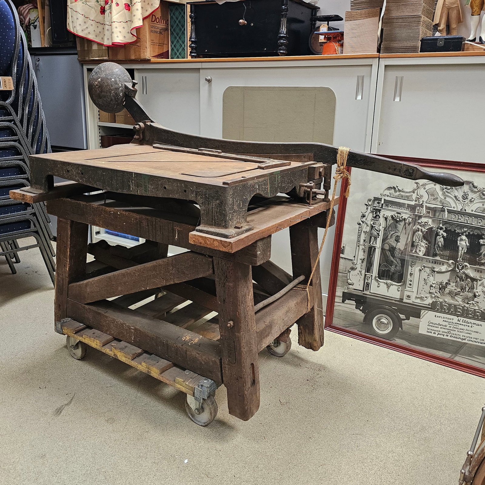 Vintage Manual Metal Cutting Guillotine with Counterweight from G. Perlee Workshop: Vintage Manual Metal Cutting Guillotine with Counter Weight from G. Perlee workshop. It was used for making the coin collecting boxes "Mansbakken". Dimensions (H x W x D): 134 x 190 x 78 cm. Location: