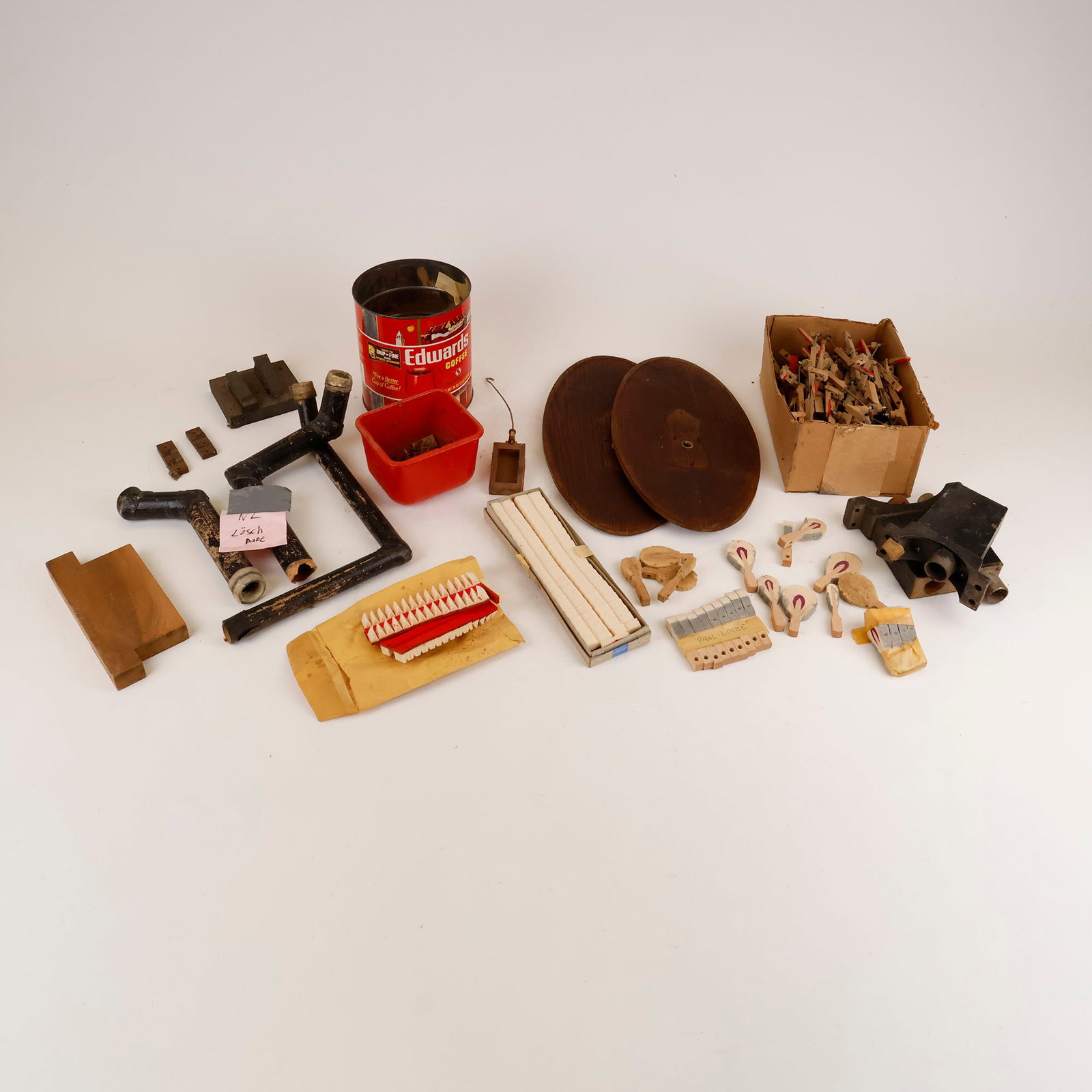 Lot of Various Paul Losche Orchestrion Parts: Lot of Various Paul Losche Orchestrion Parts. Measurements provided for the largest part. Dimensions (H x W x D): 38 x 19 x 1 cm. Weight: 5.5 kg. Location: Dutch Auction Company, Tilburg, The Netherla