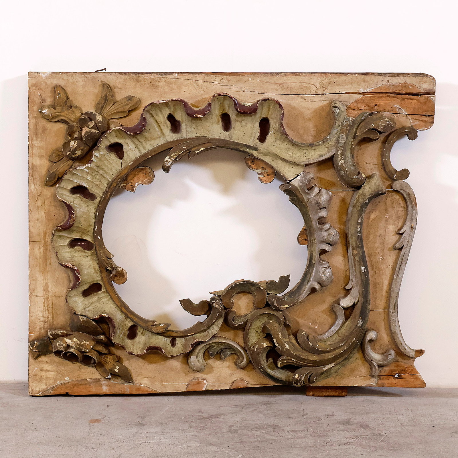Original Gavioli Organ Facade Panel from the Perlee Family: Original Gavioli organ facade panel from the Perlee family. Dimensions (H x W x D): 73 x 92 x 9 cm. Weight: 9 kg. Location: Dutch Auction Company, Tilburg, The Netherlands.