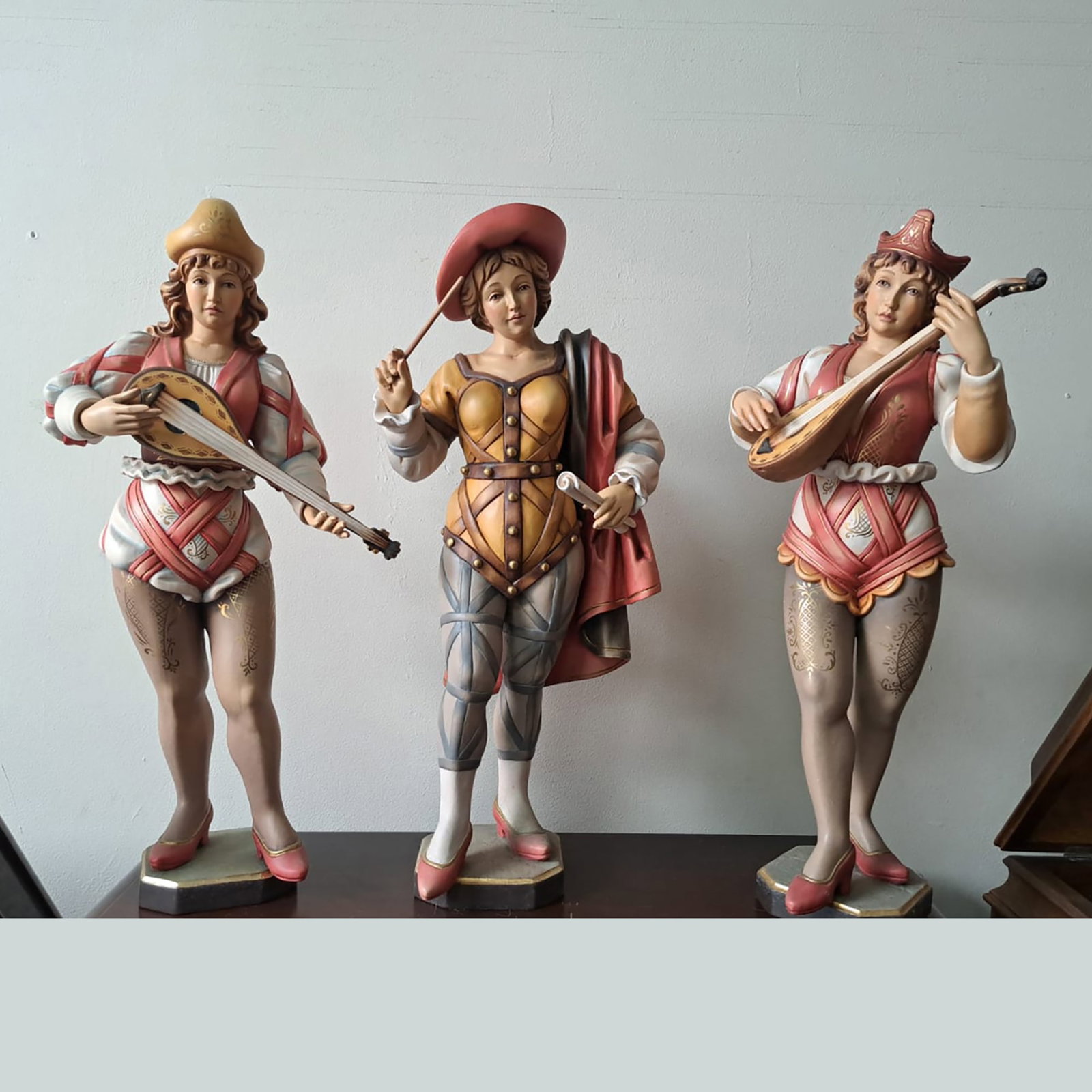 Set of 3 Contemporary Demetz Junior Organ Figures: Set of 3 contemporary Demetz junior organ figures. The bandmaster figure features arm movement. Excellent visual condition, showing only minor wear. Dimensions (H x W x D): 62 x cm. Location: External
