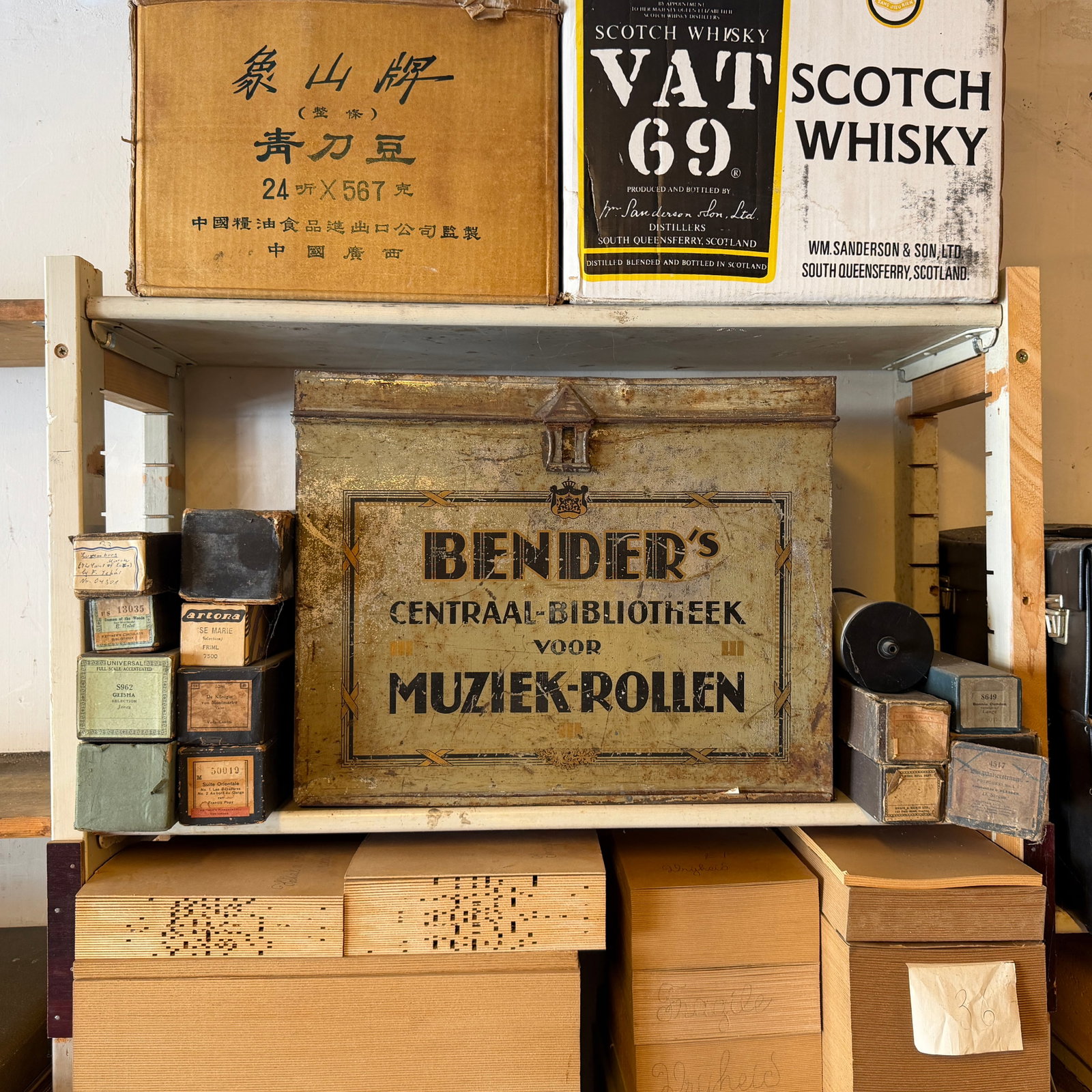 Lot of 28 Various Music Rolls and "Bender's Centraal-Bibliotheek voor Muziek-rollen" Lending Box: Lot of 28 Various Paper Music Rolls and a "Bender's Centraal-Bibliotheek voor Muziek-rollen" Lending Box. The box is from an Amsterdam music roll library. Dimensions (H x W x D): 38 x 46 x 16 cm. Loca