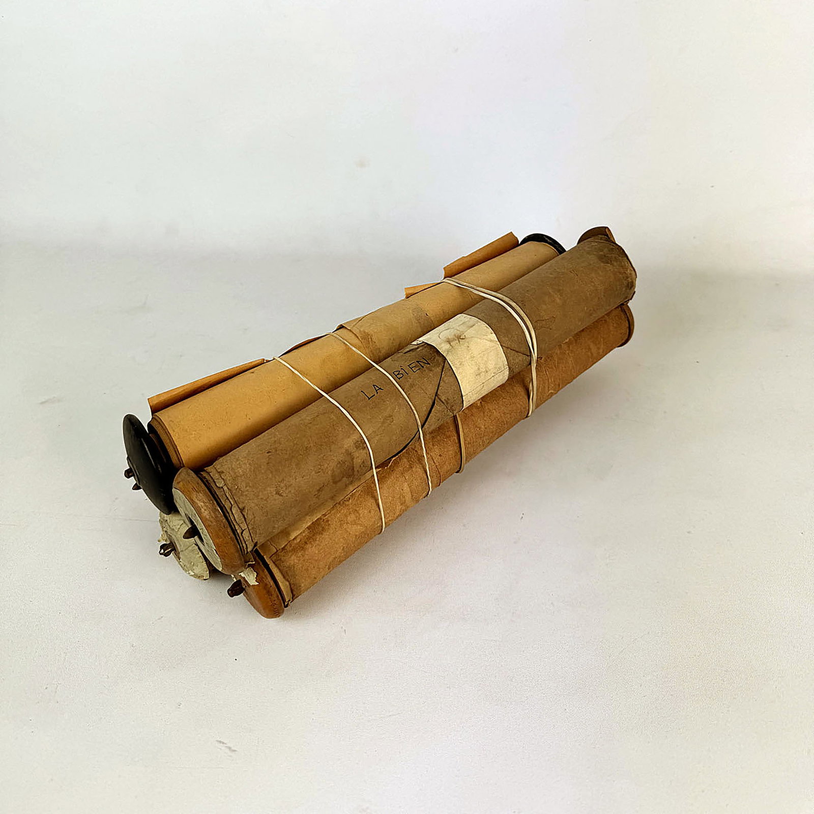Lot of 5 Original Hupfeld Helios Music Rolls: Lot of 5 Original Hupfeld Helios music rolls. Various conditions, fair overall. Dimensions (H x W x D): 7 x 32 x 7 cm. Condition: Fair. Location: Dutch Auction Company, Tilburg, The Netherlands.