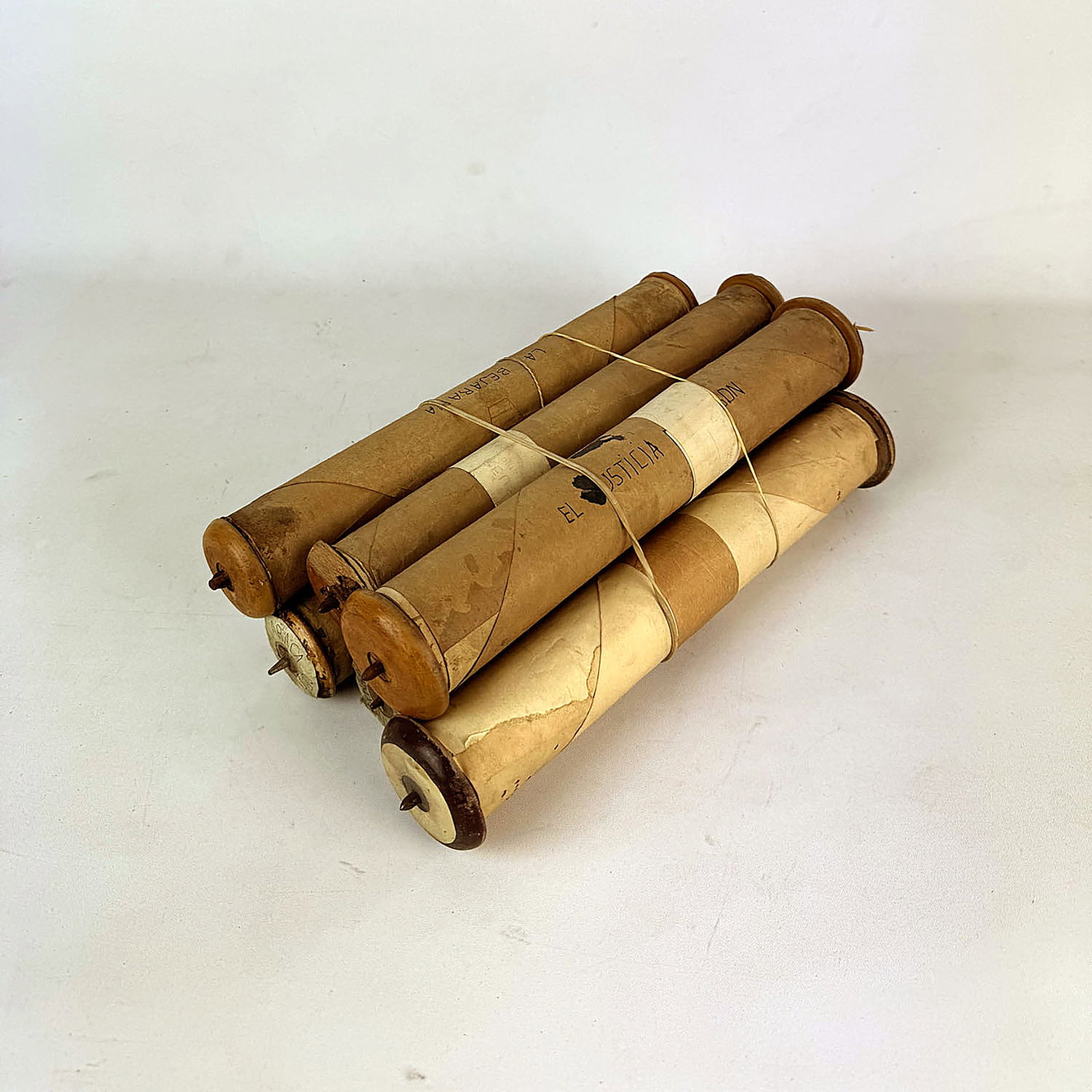 Lot of 6 Original Hupfeld Helios Music Rolls: Lot of 6 Original Hupfeld Helios music rolls. Various conditions, fair overall. Dimensions (H x W x D): 7 x 32 x 7 cm. Condition: Fair. Location: Dutch Auction Company, Tilburg, The Netherlands.