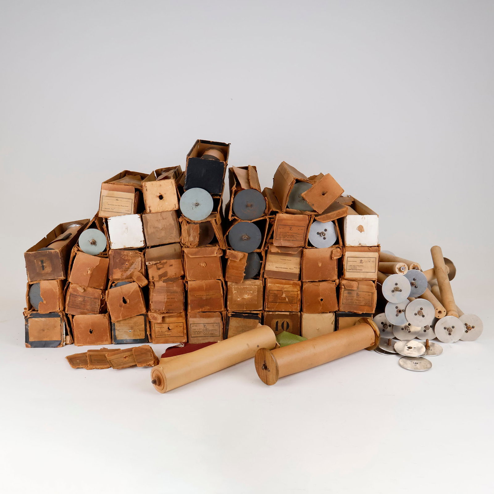 Lot of 44 Music Rolls for Losche Orchestrion and 14 Empty Music Roll Spools: Lot of 44 music rolls for Losche orchestrion and 14 empty music roll spools. The music rolls are 35 cm wide, in various conditions. Dimensions (H x W x D): ? x 35 x cm. Condition: ?. Location: Dutch A