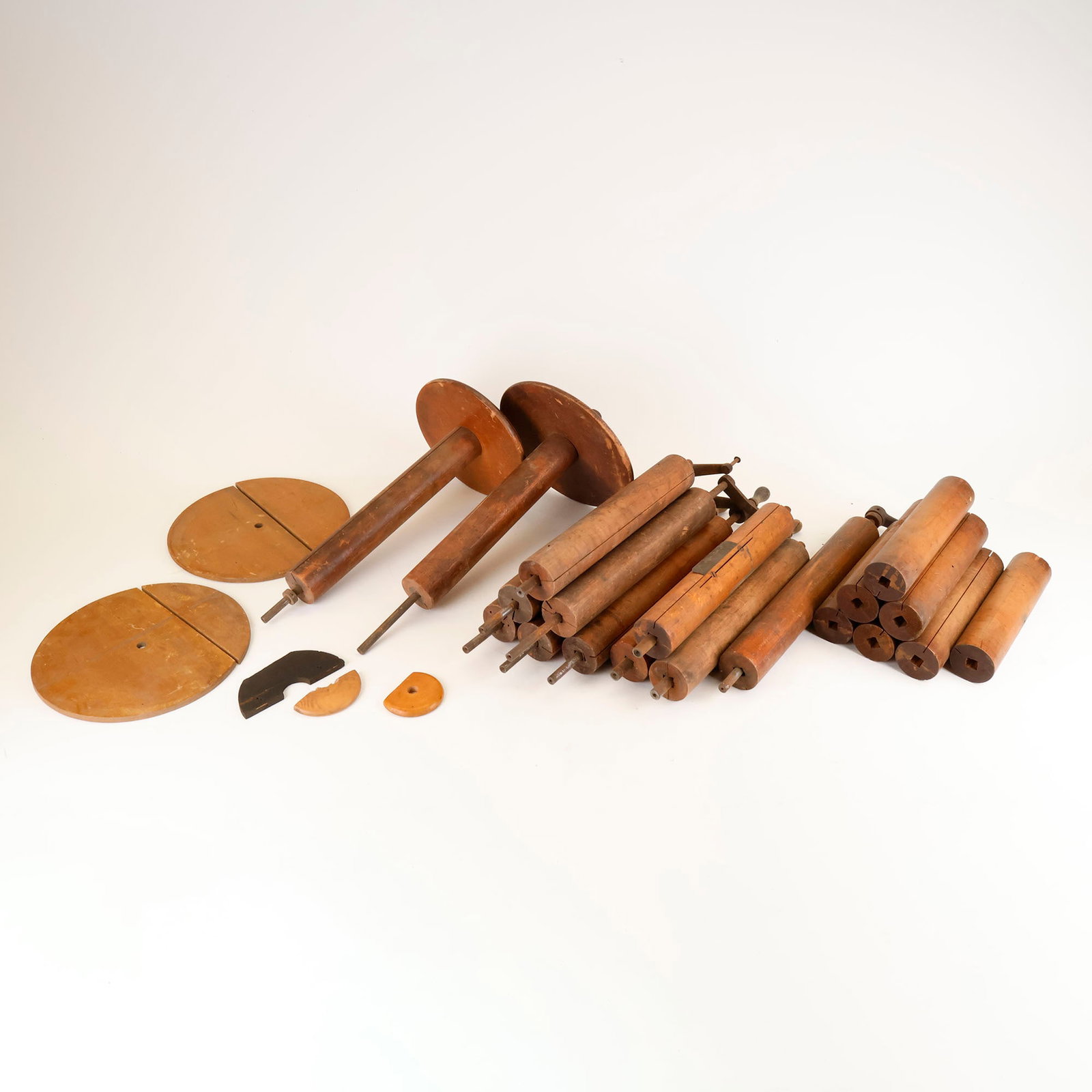 Lot of Various Wood and Metal Music Roll Spools and Parts: Lot of various wood and metal music roll spools and parts. Measurements given for the largest piece. Dimensions (H x W x D): 65 x 28 x 28 cm. Condition: ?. Location: Dutch Auction Company, Tilburg, Th