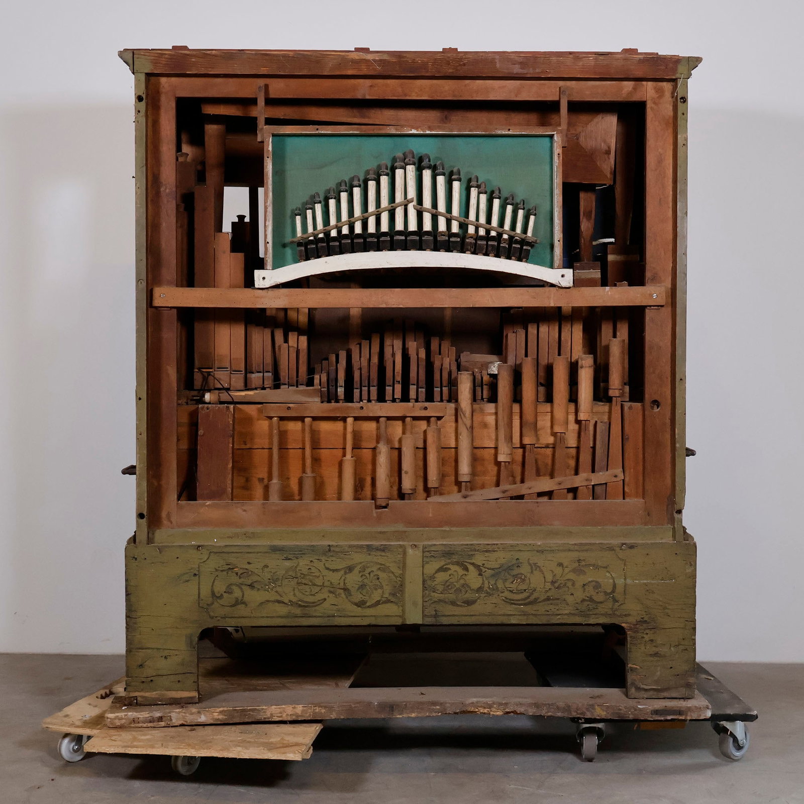 Bruder Barrel Organ for Restoration: Bruder barrel organ for restoration. The organ comes as shown in the photos, no additional parts are available. Dimensions (H x W x D): 167 x 150 x 90 cm. Condition: Unrestored. Location: Dutch Auctio