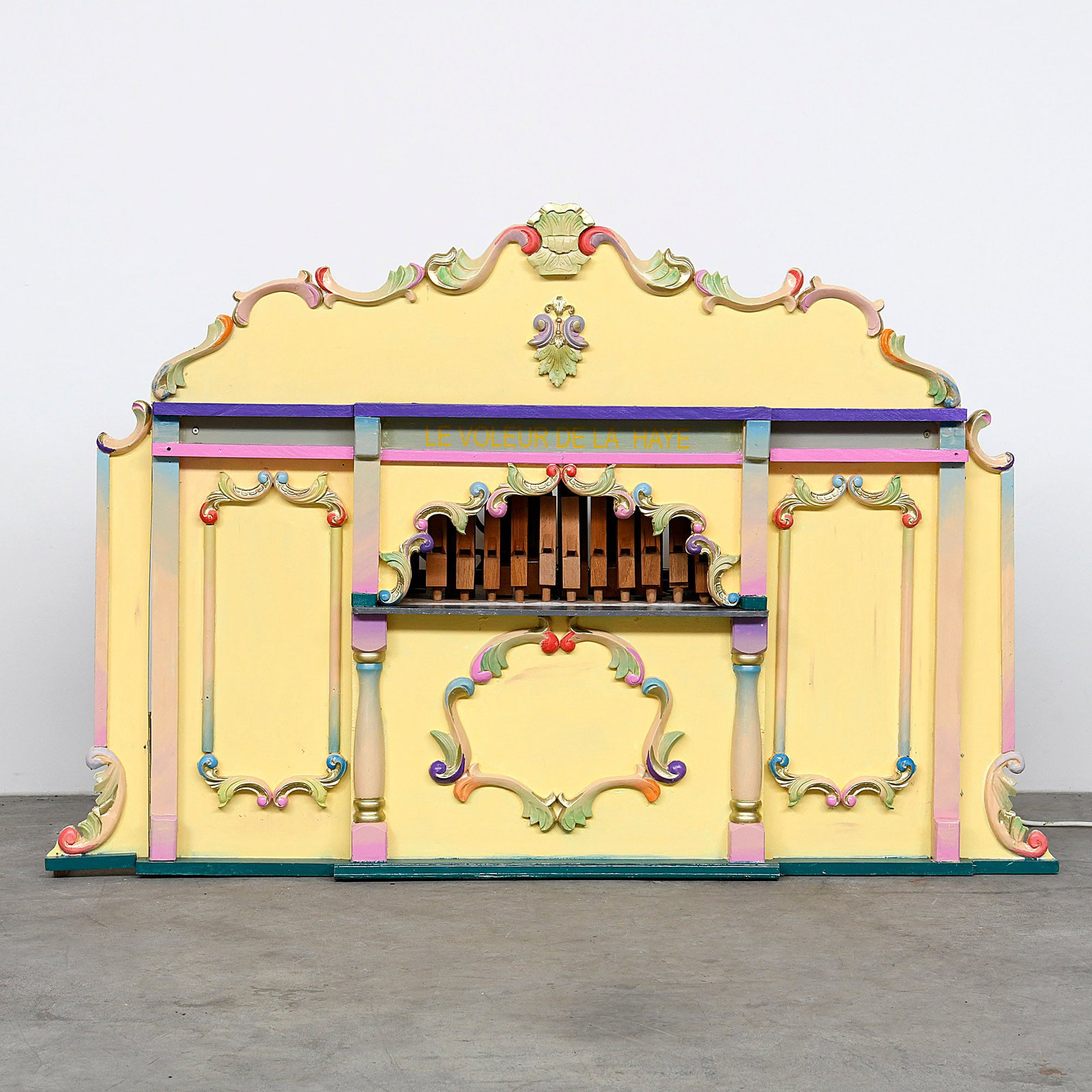 Small Contemporary 18-Key "Le Voleur de la Haye" Organ with MIDI System: Small contemporary 18-Key "Le Voleur de la Haye" (The Thief of The Hague) Organ with MIDI System. The organ is in good playing condition, but even though it features a MIDI system, the bellows are man