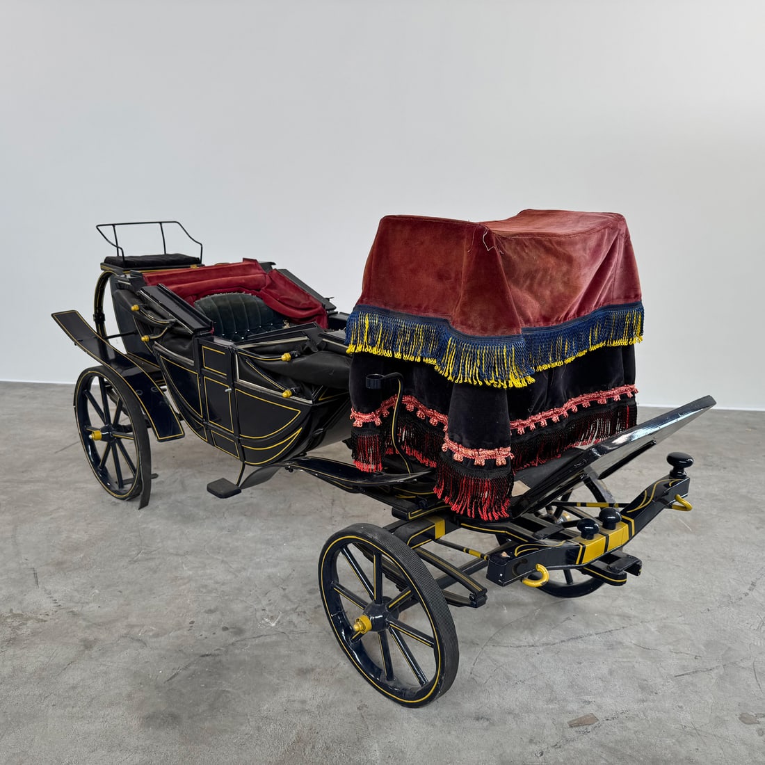 Fully Functional Miniature Chariot for Children: Beautiful fully functional miniature chariot for children. Made exactly like a large chariot would be made with metal construction. Dimensions (H x W x D): 80 x 158 x 56 cm. Condition: Very good. Loca