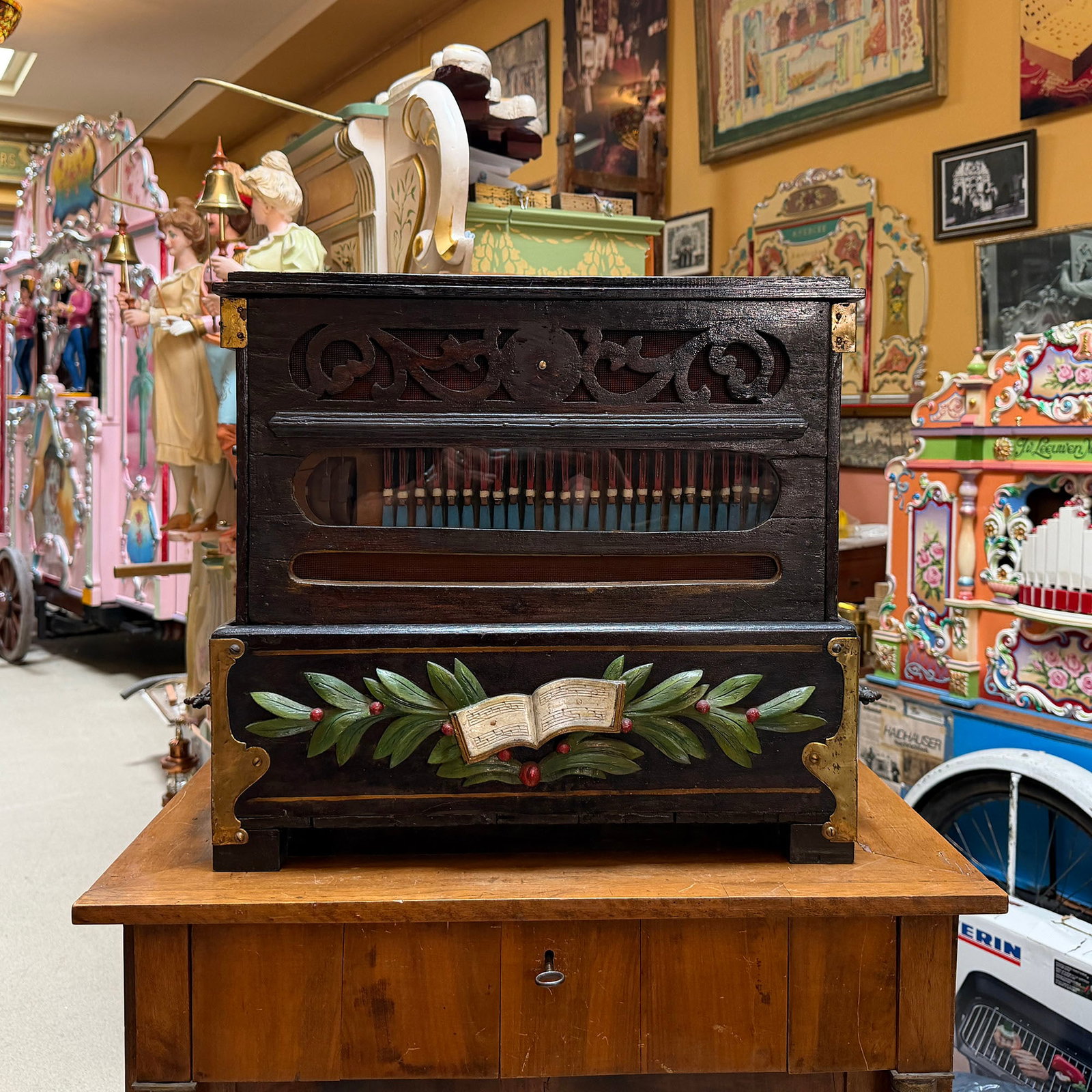 26-key Gavioli "Meloton" Reed Barrel Organ ca. 1890s: 26-key Gavioli "Meloton" Reed Barrel Organ ca. 1890s. Dimensions (H x W x D): 49 x 62 x 39 cm. Location: G Perlee Workshop in Amsterdam.