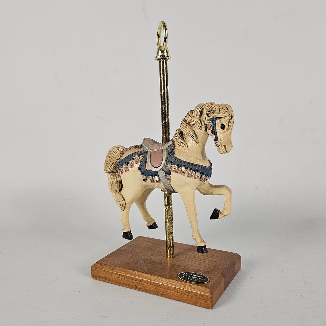 PJ's Carousel Collection "Tassel" Carousel Horse Miniature: Collectible "Tassel" carousel horse miniature. PJ's Carousel Collection. Made in Newbern, VA. Good visual condition, showing some wear. Dimensions (H x W x D): 30 x 18 x 11 cm. Condition: Good. Locati