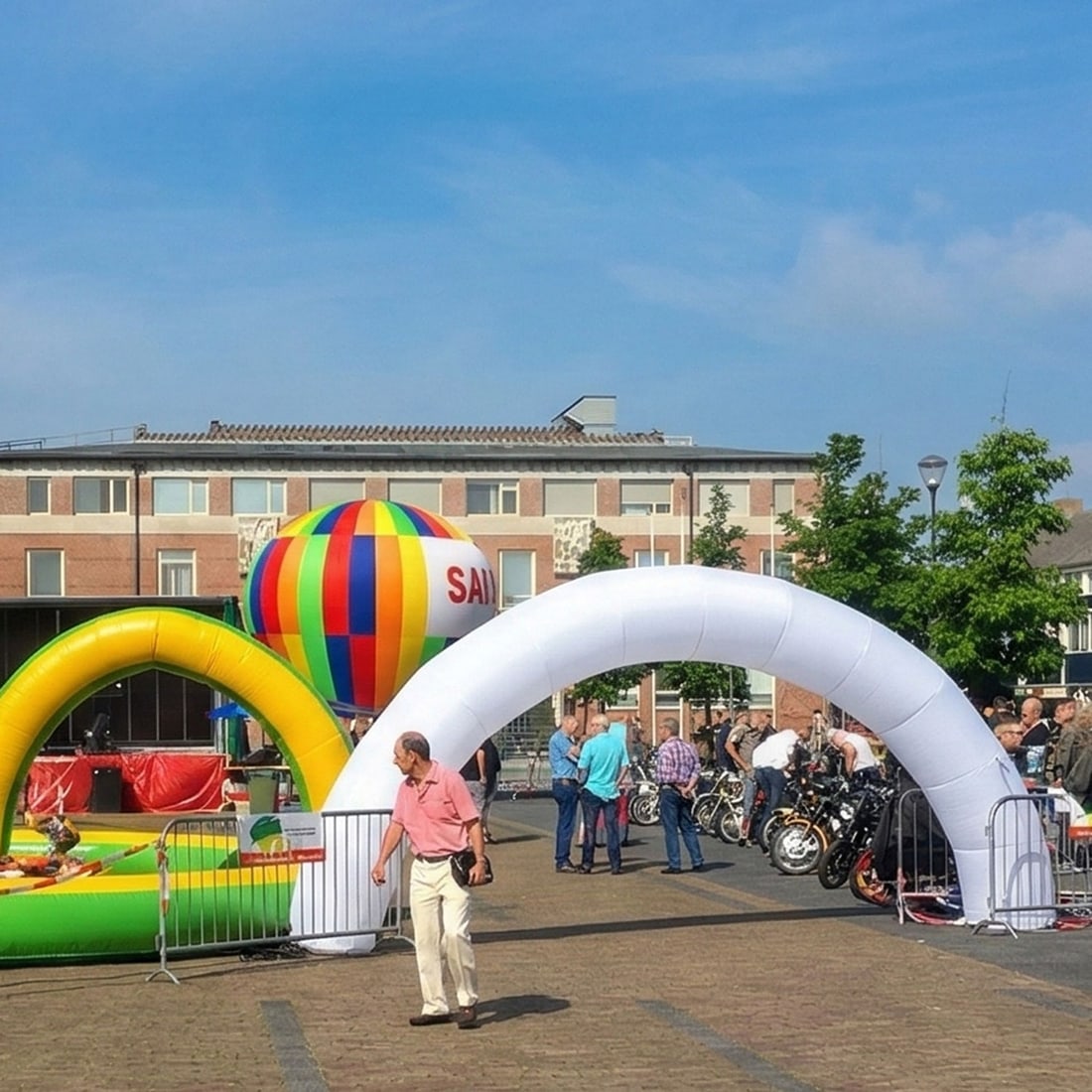 White Inflatable Arch with Integrated Blower: White inflatable arch with integrated blower. The total length of the arch is 600 cm. The item comes folded in a plastic crate with dimensions: 30 x 43 x 35 cm. Dimensions (H x W x D): 600 x cm. Condi