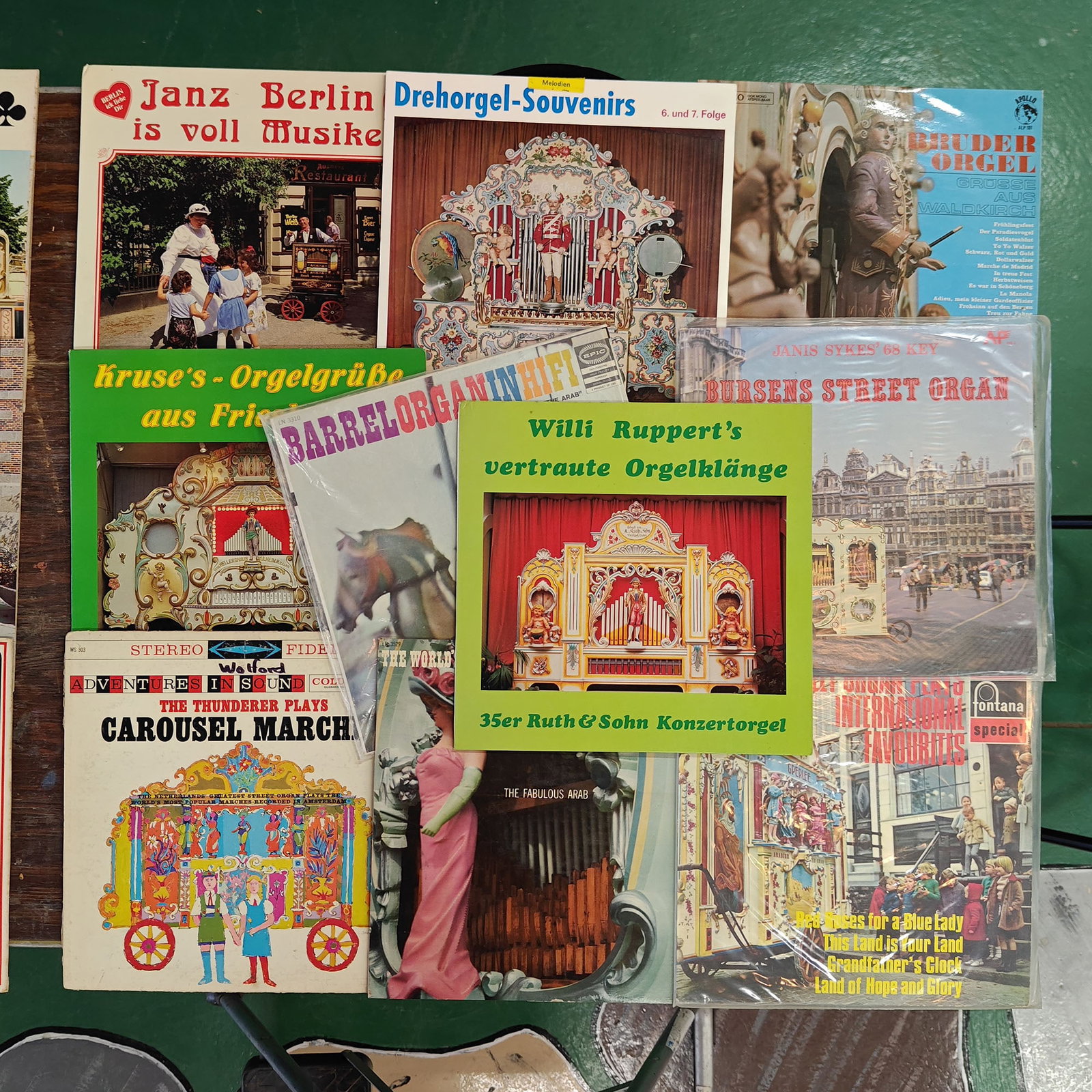 Lot of 98 Various 33 RPM LP & 5 45 RPM 7" Vinyl Records Featuring Music from Various Organs: Lot of 98 various 33 RPM LP & 5 45 RPM 7" vinyl records featuring music from various organs. The records are in various conditions. Location: Dutch Auction Company, Tilburg, The Netherlands.
