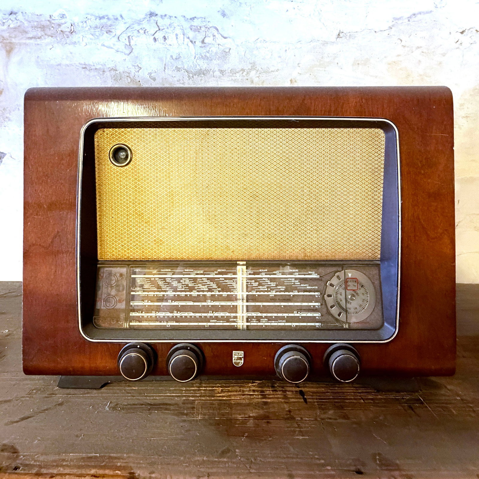 Phillips BX620A radio 1952/1953: Phillips BX620A radio 1952/1953. Eindhoven (tubes international!); Miniwatt. Broadcast, Long Wave and more than two Short Wave bands. Alternating Current supply (AC) / 110; 125; 145; 200; 220; 245 Vol
