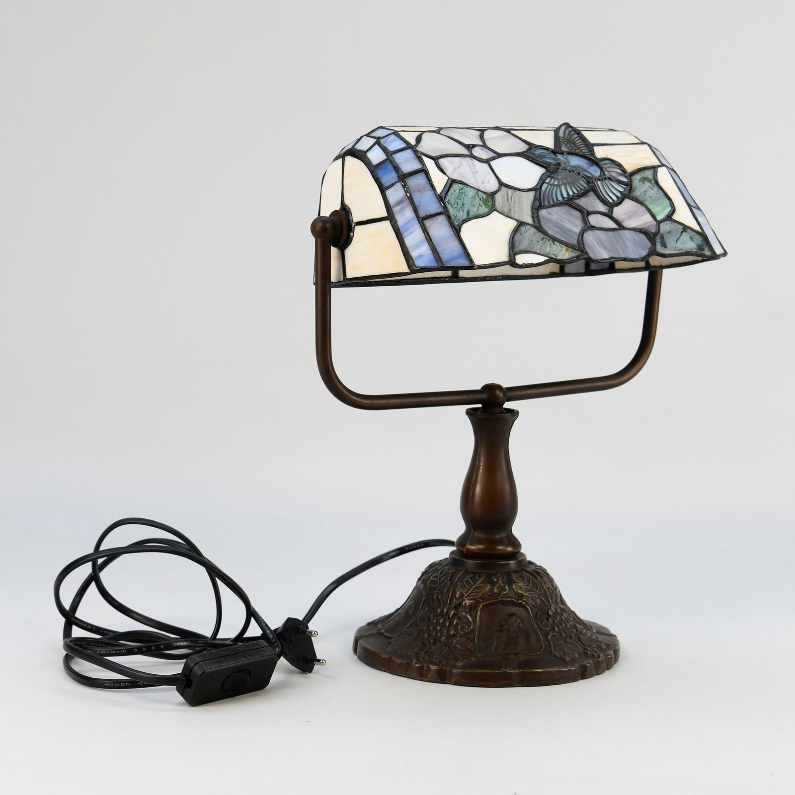 Tiffany Style Colibri Theme Desk Lamp with Cast Metal Parrot Theme Base: Tiffany Style Colibri Theme Desk Lamp with Cast Metal Parrot Theme Base. Working, E27 bulb fitting. Dimensions (H x W x D): 33 x 28 x 20 cm. Weight: 2 kg. Location: Dutch Auction Company, Tilburg, The