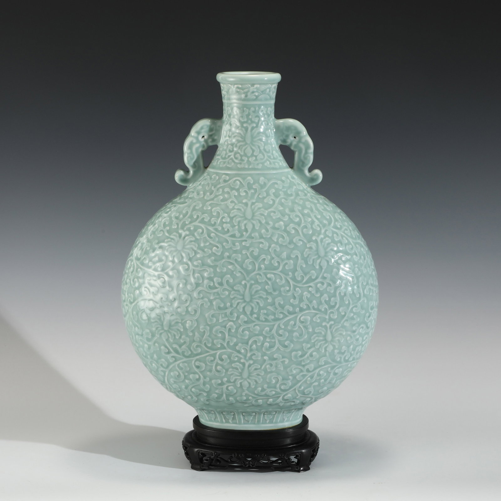 Qing Dynasty Qianlong Embracing Moon Vase: PROVENANCE: From collections of Gerald Martin Parmer (1943 - 2019) of Georgia. Private collectors, a medals decorated US Veteran Army, The USA consultant Republic of China and later as a security spec