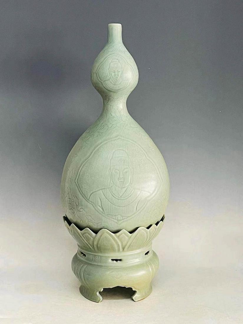 Celadon gourd bottle of Northern Song Dynasty (1 of 3)
