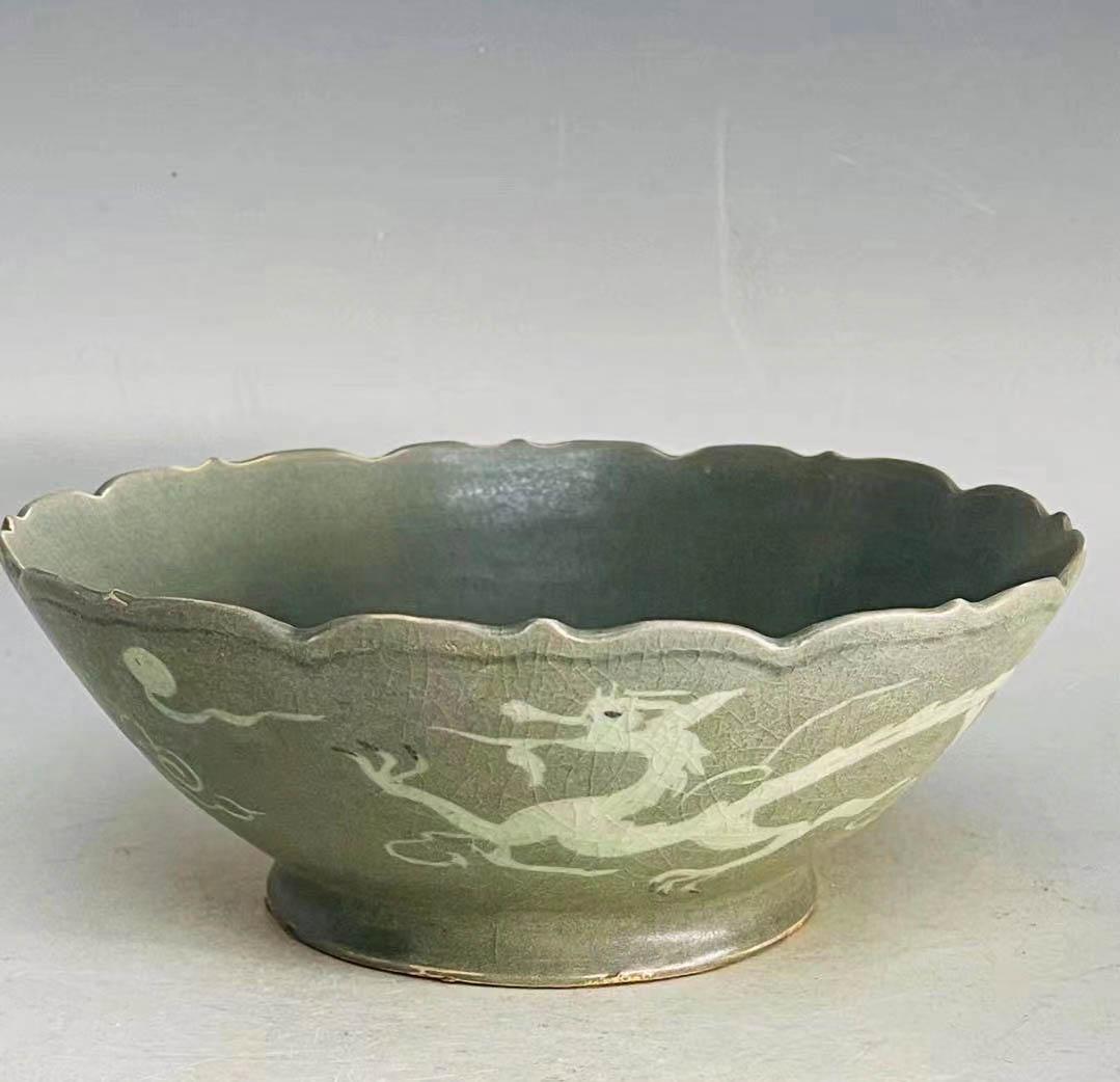 Celadon bowl of Northern Song Dynasty (1 of 3)