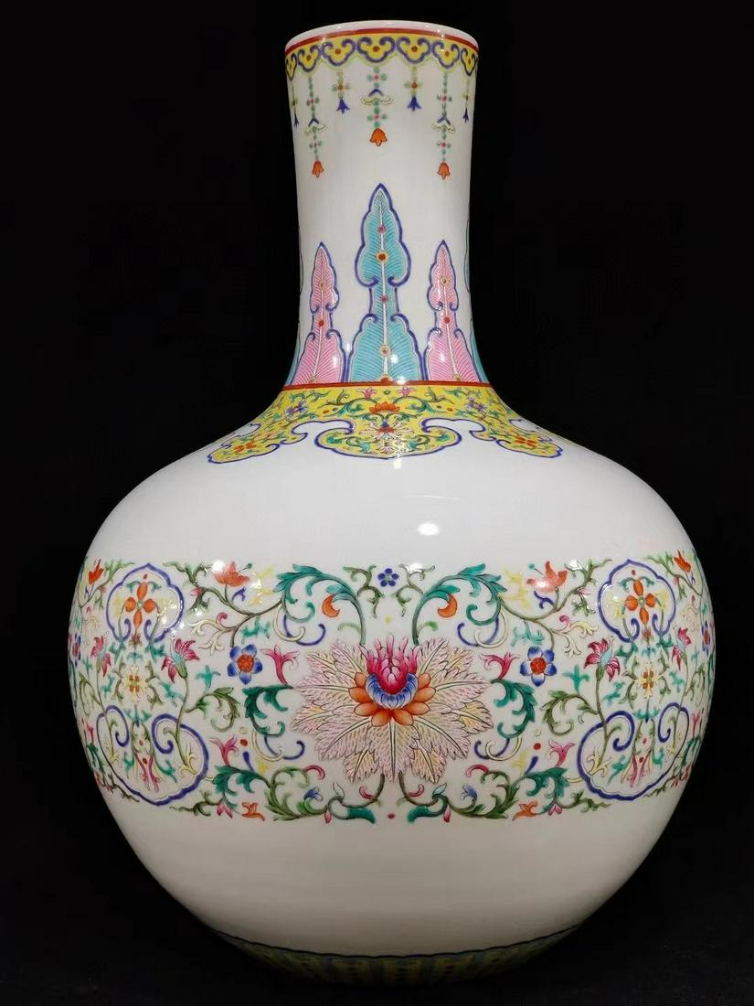 Qing Dynasty foreign color celestial bottle (1 of 9)