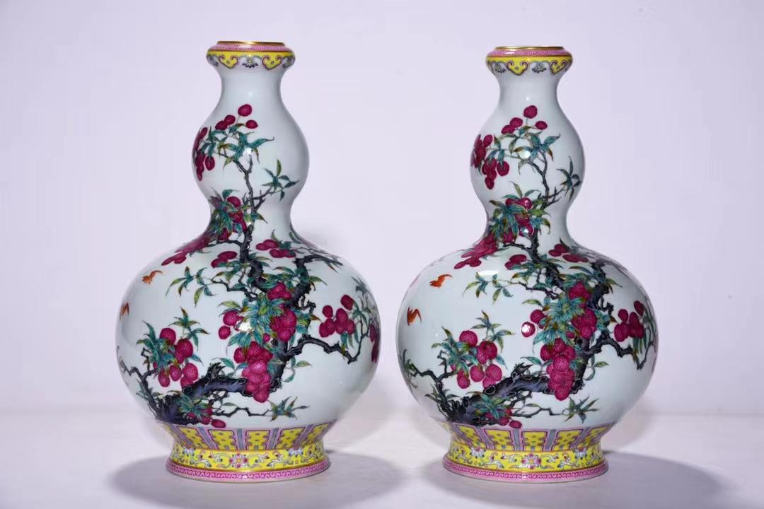 Qing Dynasty pastel lychee gourd bottle (1 of 9)