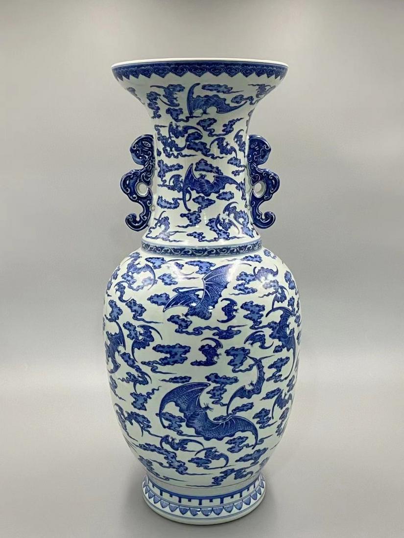 Blue and white cloud bat bottle of Qing Dynasty (1 of 9)