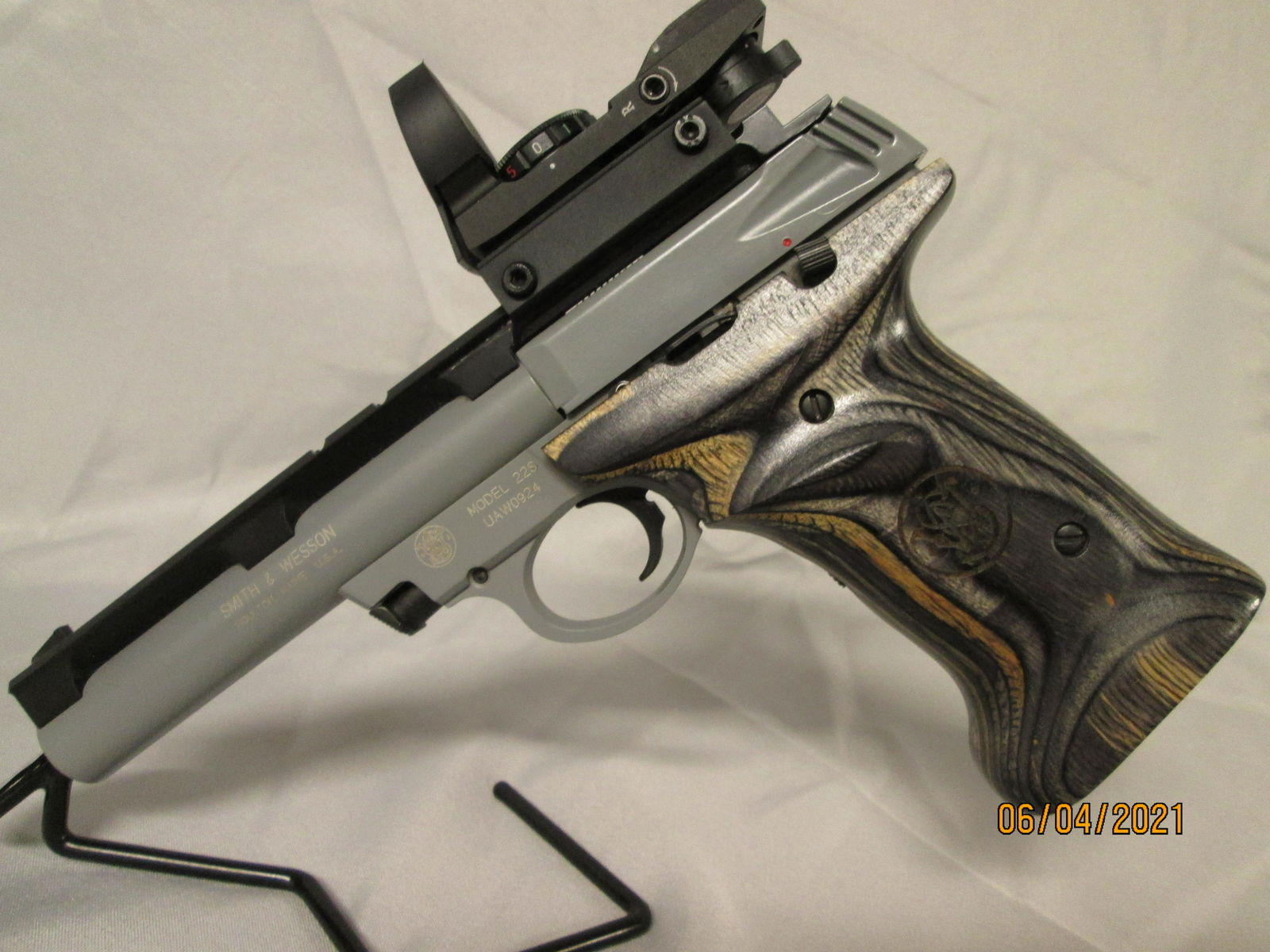 Smith & Wesson Model 22S Target Pistol 22LR: MODEL 22S SPORT SERIES .22 LR cal., 10 shot mag., aluminum alloy frame, stainless steel slide, 5 1/2" bull BBL., raised solid rib, Dymondwood Grips, Satin finish, 41-48 oz., BSA Multi Purpose Optic, R