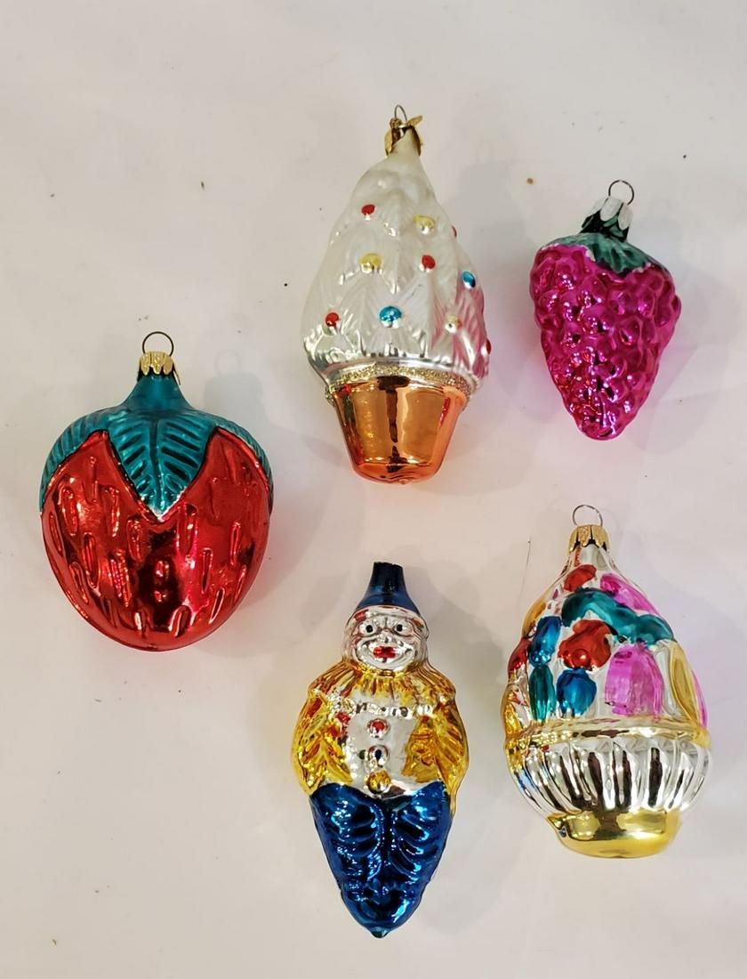 Lot of 5 Hand painted Vintage Ornaments: We decided to put these ornaments together just do to condition which is outstanding. That and several several people here have a fear of clowns. That said with the varying different piece it make for