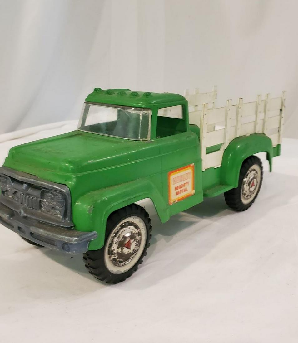 Vintage 1960s Hubley Mighty Metal Tow Truck: Very Nice Colors This toy is in very fine condition.