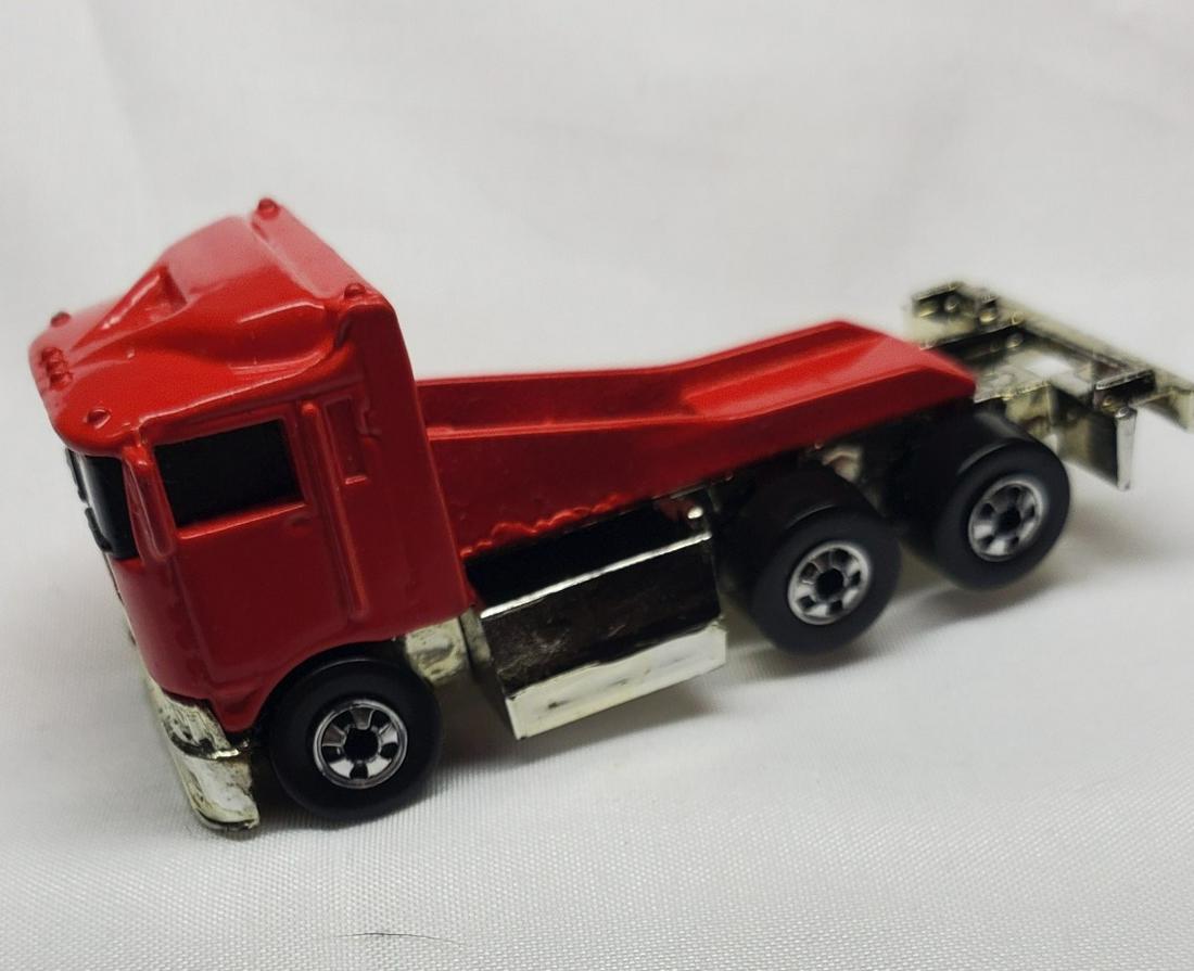 Estate auction of collection of vintage Hot Wheels: This auction contains both vintage, and new Hotwheels, and Matchbox vehicles. There is also groups of unidentified or off brands as well as brand items. . Feel free to ask questions regarding any conc