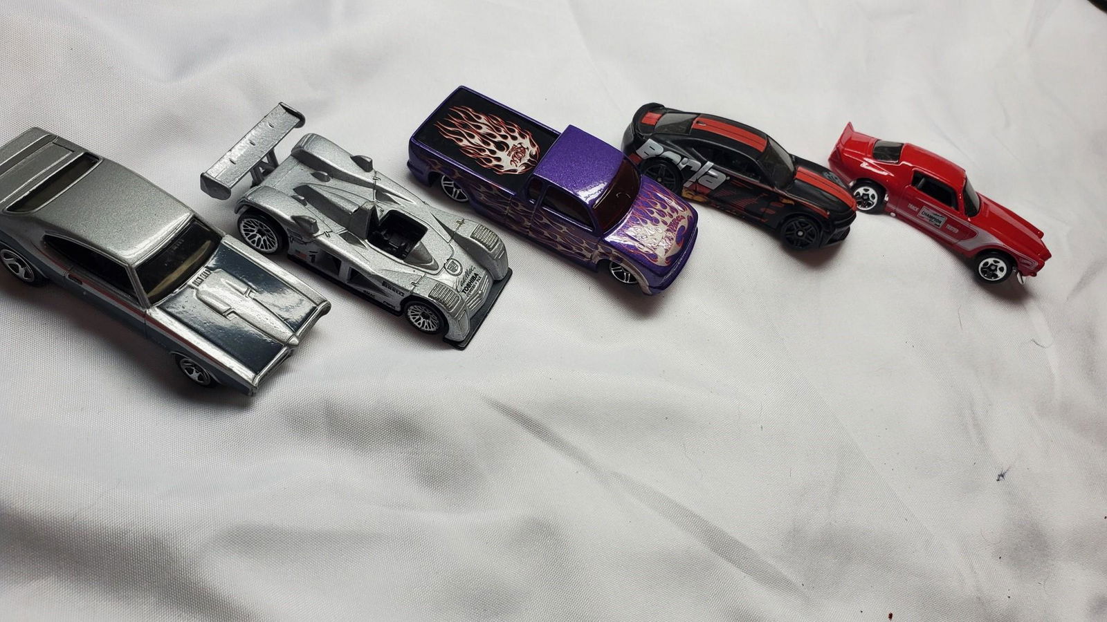 Estate auction of collection of vintage Hot Wheels some: This auction contains both vintage, and new Hotwheels, and Matchbox vehicles. There is also groups of unidentified or off brands as well as brand items. . Feel free to ask questions regarding any conc