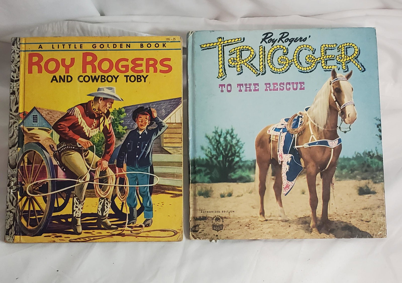 1954 Roy Rogers Book: Book appears to be in very good cond. Please ask questions and as always refer to photo for condition.