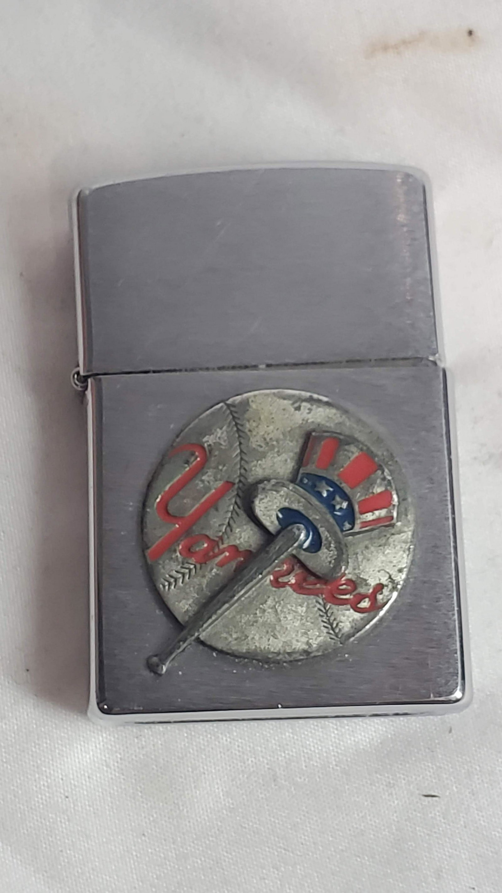 Vintage NY Yankees Zippo: Mild hinge issues. Otherwise great condition. We here at SAH do our best to provide condition of items. However, we are not certified experts. We ask you as a customer, please inspect all photos to de