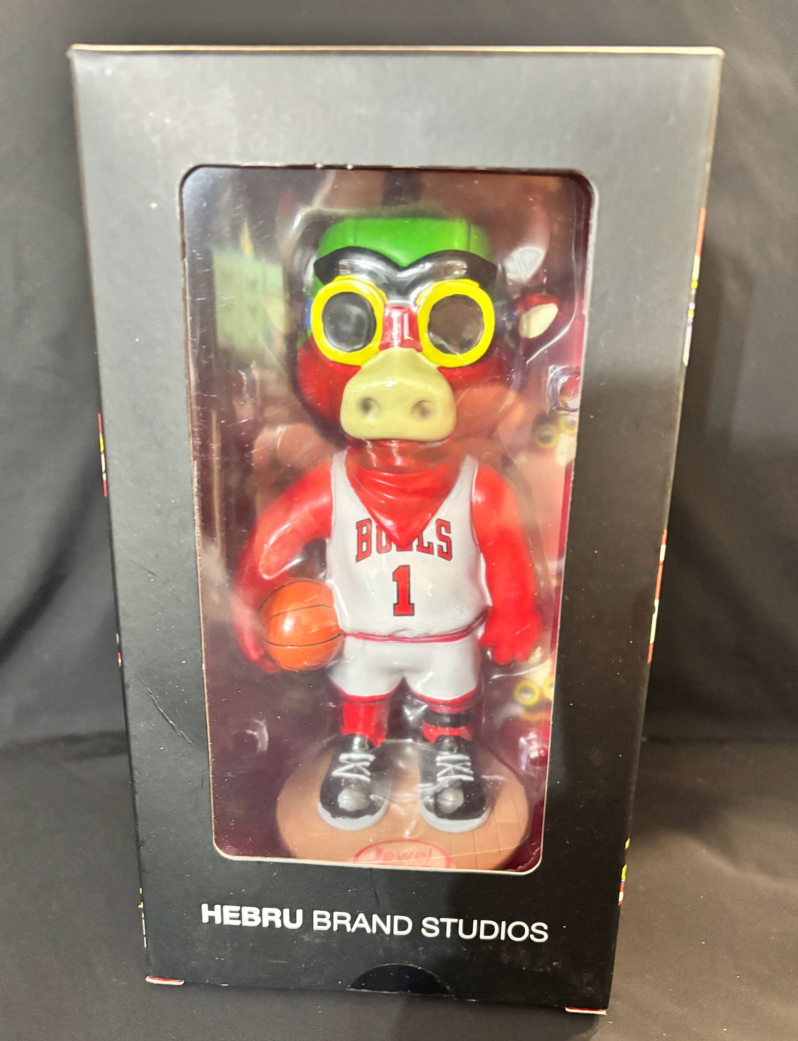 Chicago Bulls Mascot NIB Bobblehead (1 of 5)