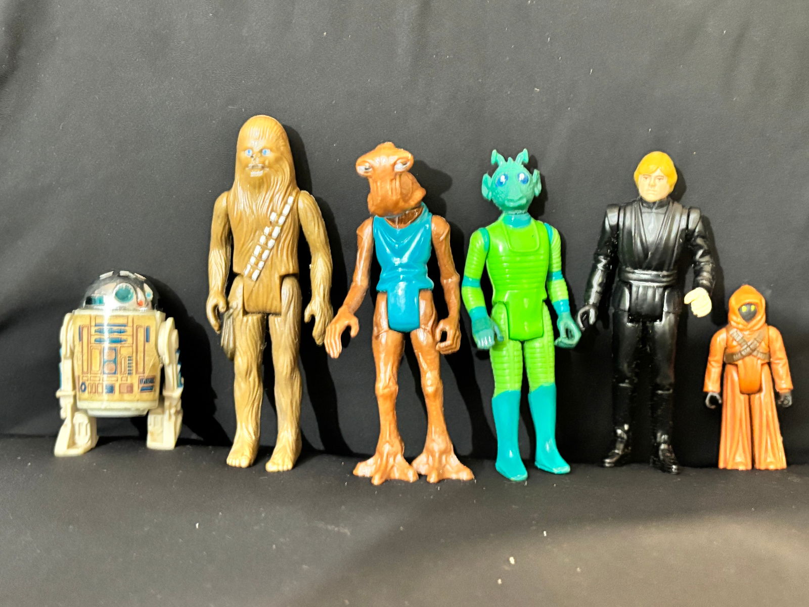 Group of 6 Original Kenner Star Wars Action Figures: R2D2, Chewbacca, Hammerhead, Greedo, Luke, Jawa