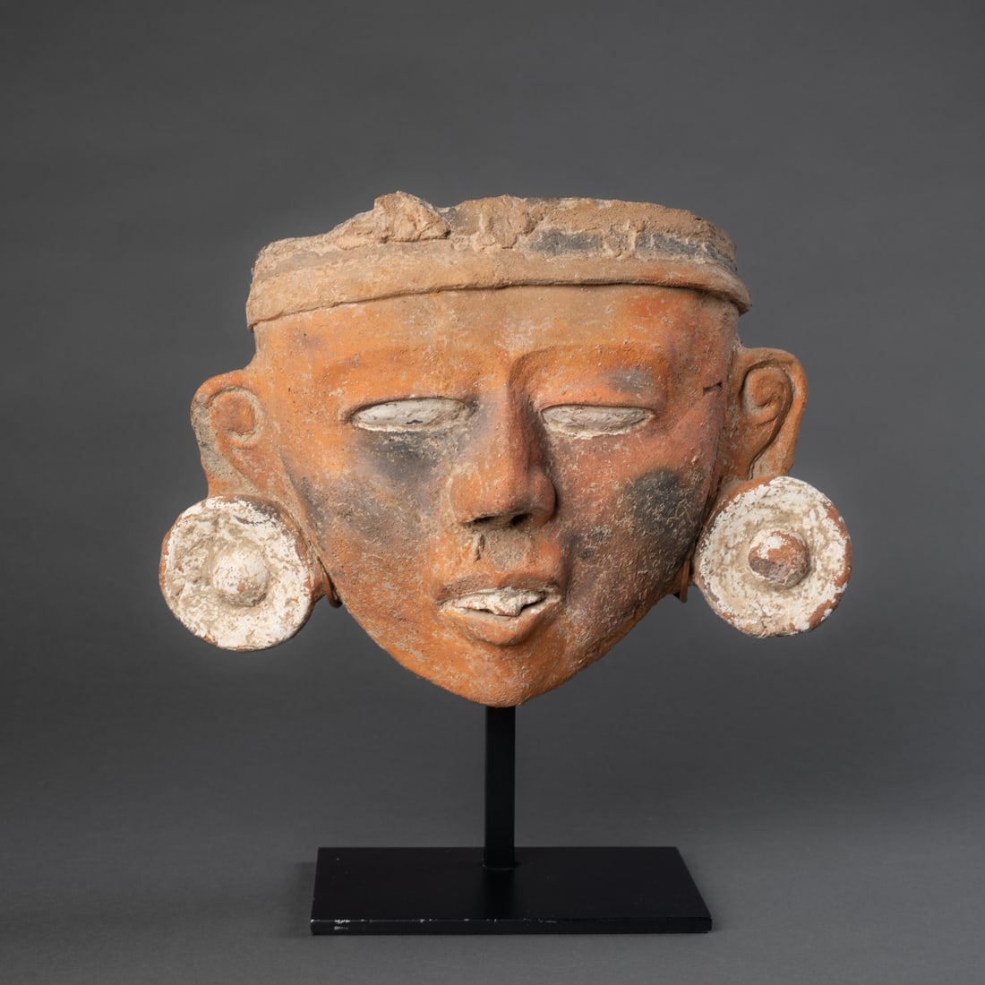 A large Pre-Columbian pottery head (1 of 4)
