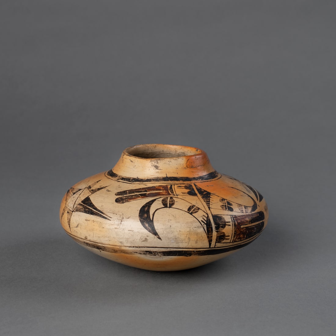 A Hopi pottery jar (1 of 4)