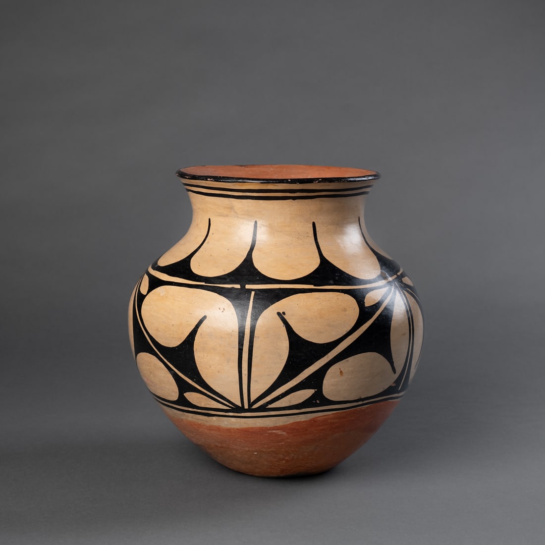 A Santo Domingo pottery jar (1 of 4)