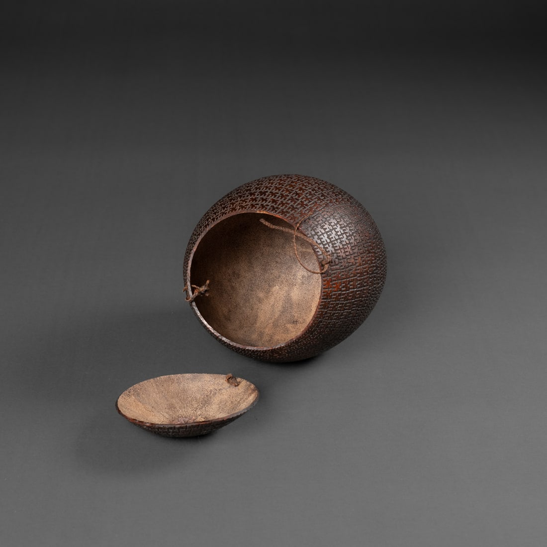A Marquesan carved coconut vessel - 4