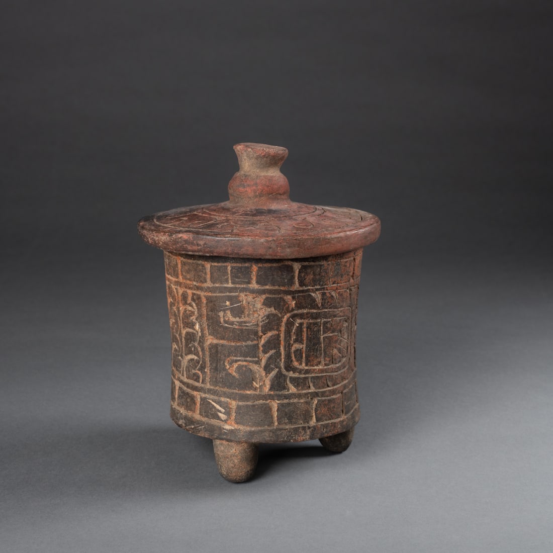 A Pre-Columbian lidded ceramic jar (1 of 5)
