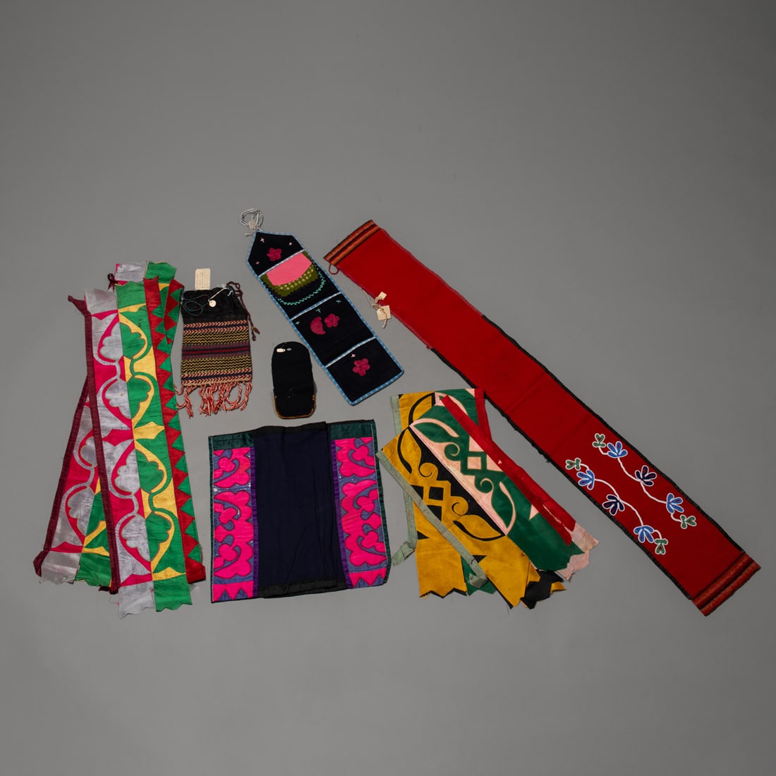 Collection of Great Lakes pouches and bags: A great lakes yarn woven pouch with drawstring top, field collected March 1925, retains period tag, Great LakesDrawstring pouch executed in wool yarns of red, navy, yellow, red and turquoise, forming