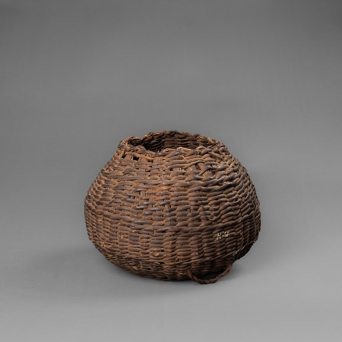 An early Hawaiian basket, hina’i poepoe (1 of 4)