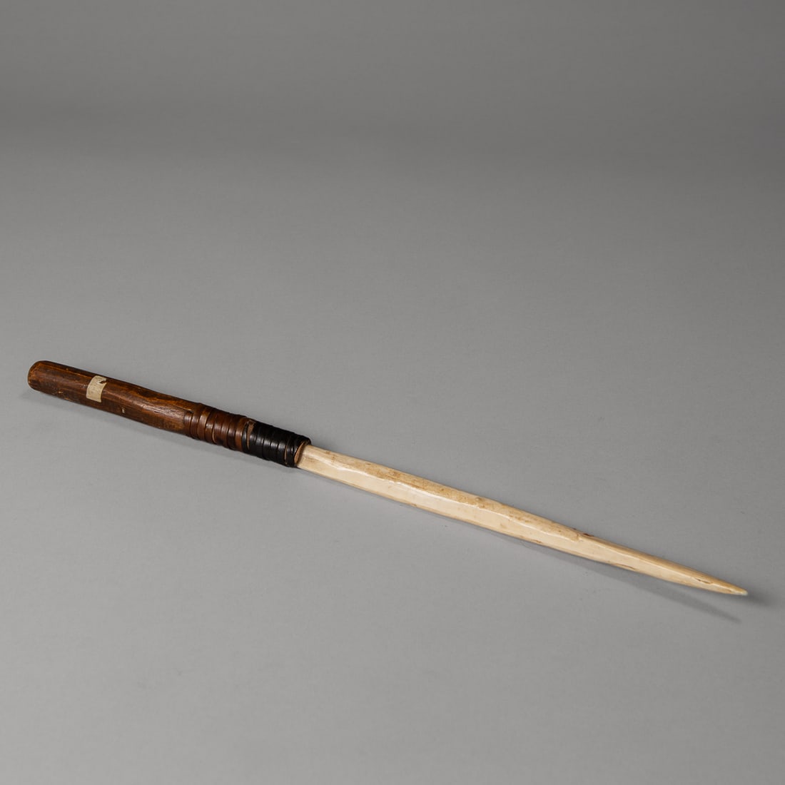An Eskimo hunting dagger - 2