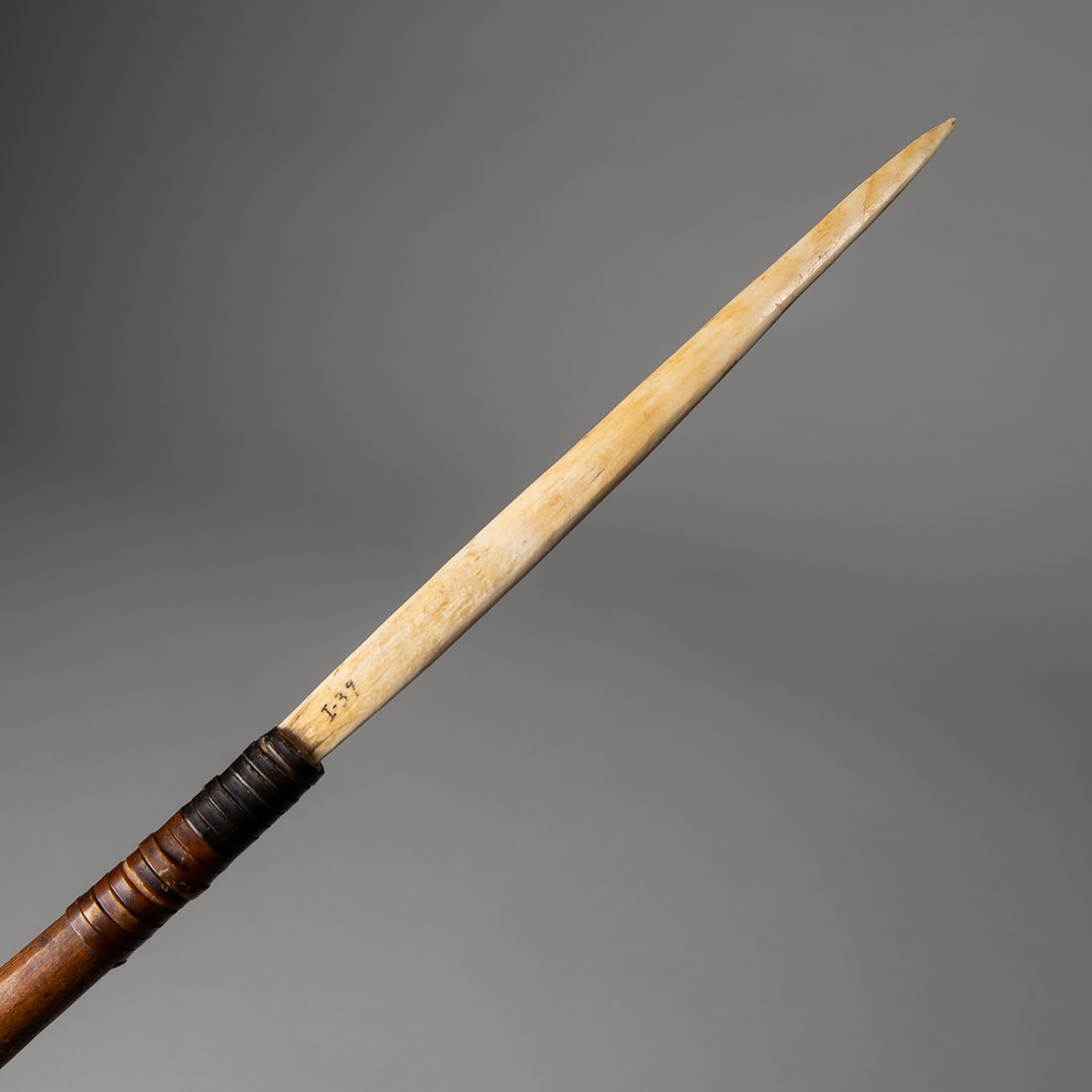 An Eskimo hunting dagger - 3