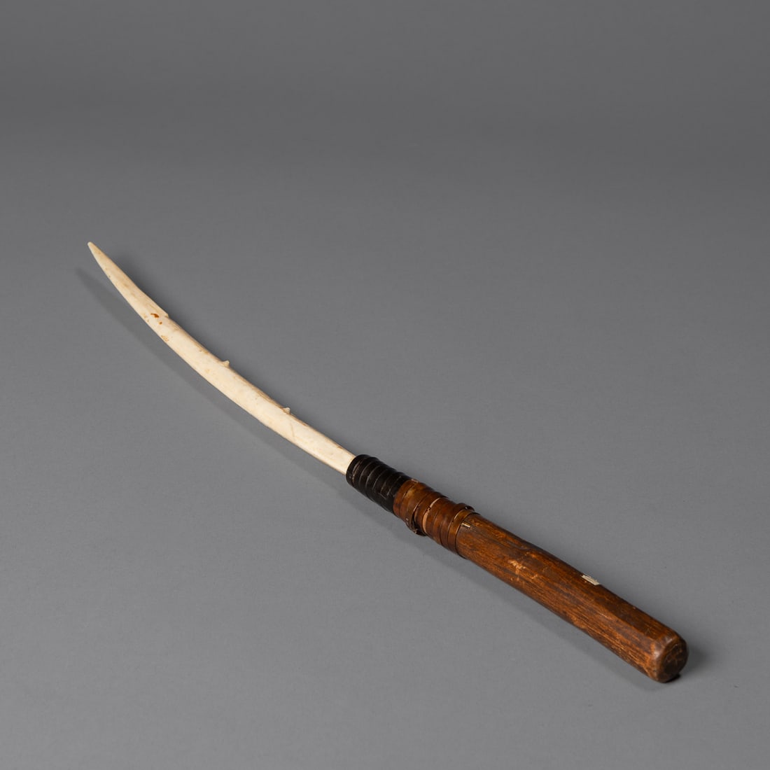 An Eskimo hunting dagger - 5