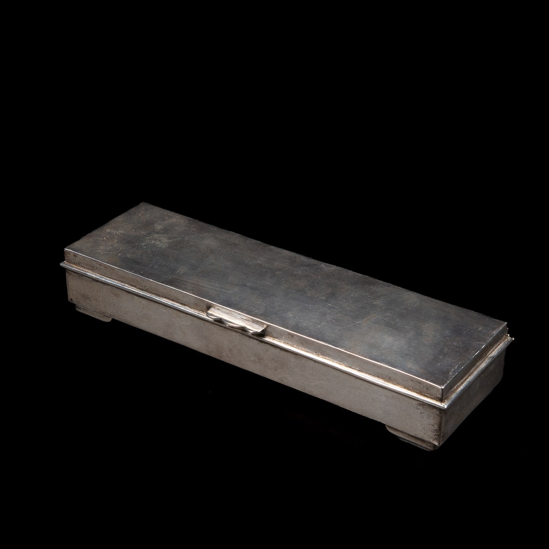 An Antonio Pineda silver box: Antonio Pineda Gómez (19 July 1919 – 14 December 2009). The heavy wood-lined silver box, footed by four silver legs, and overall shiny patina, with a three-scalloped clasp, and makers mark. 11