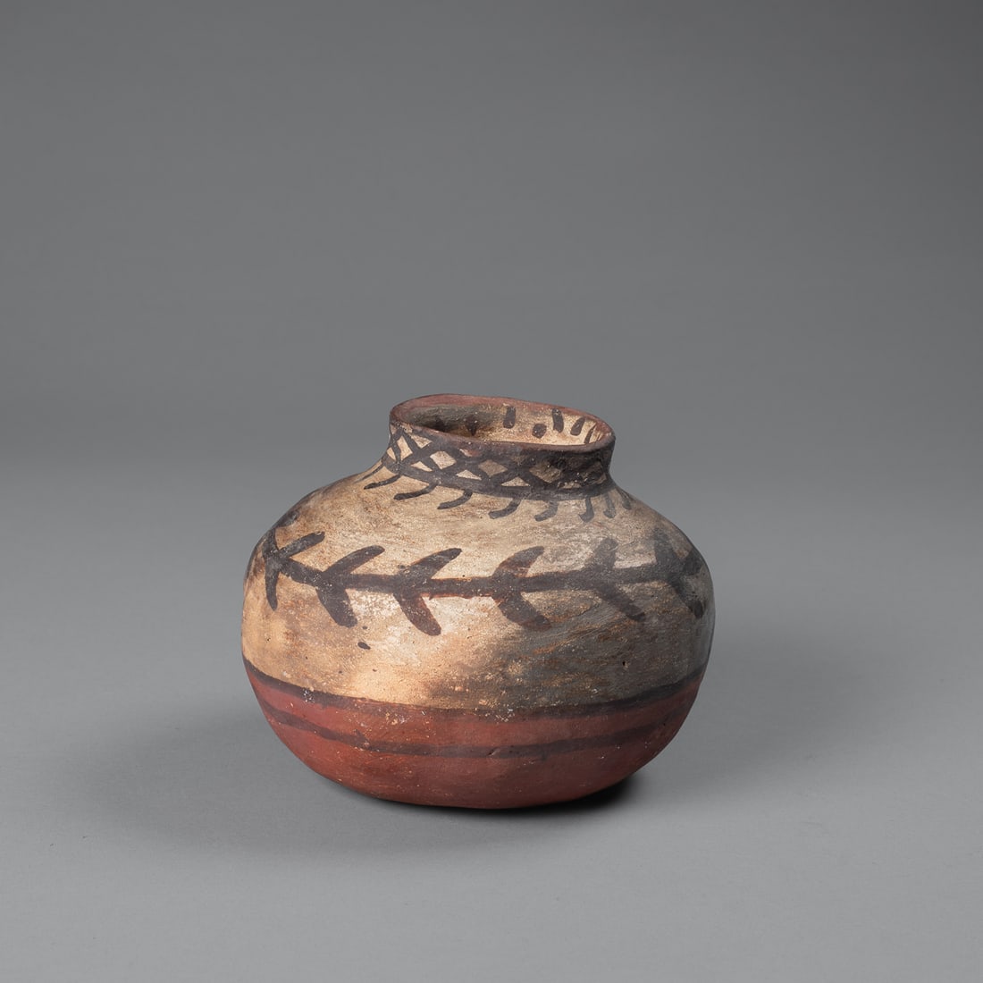 A Pueblo pottery jar (1 of 5)